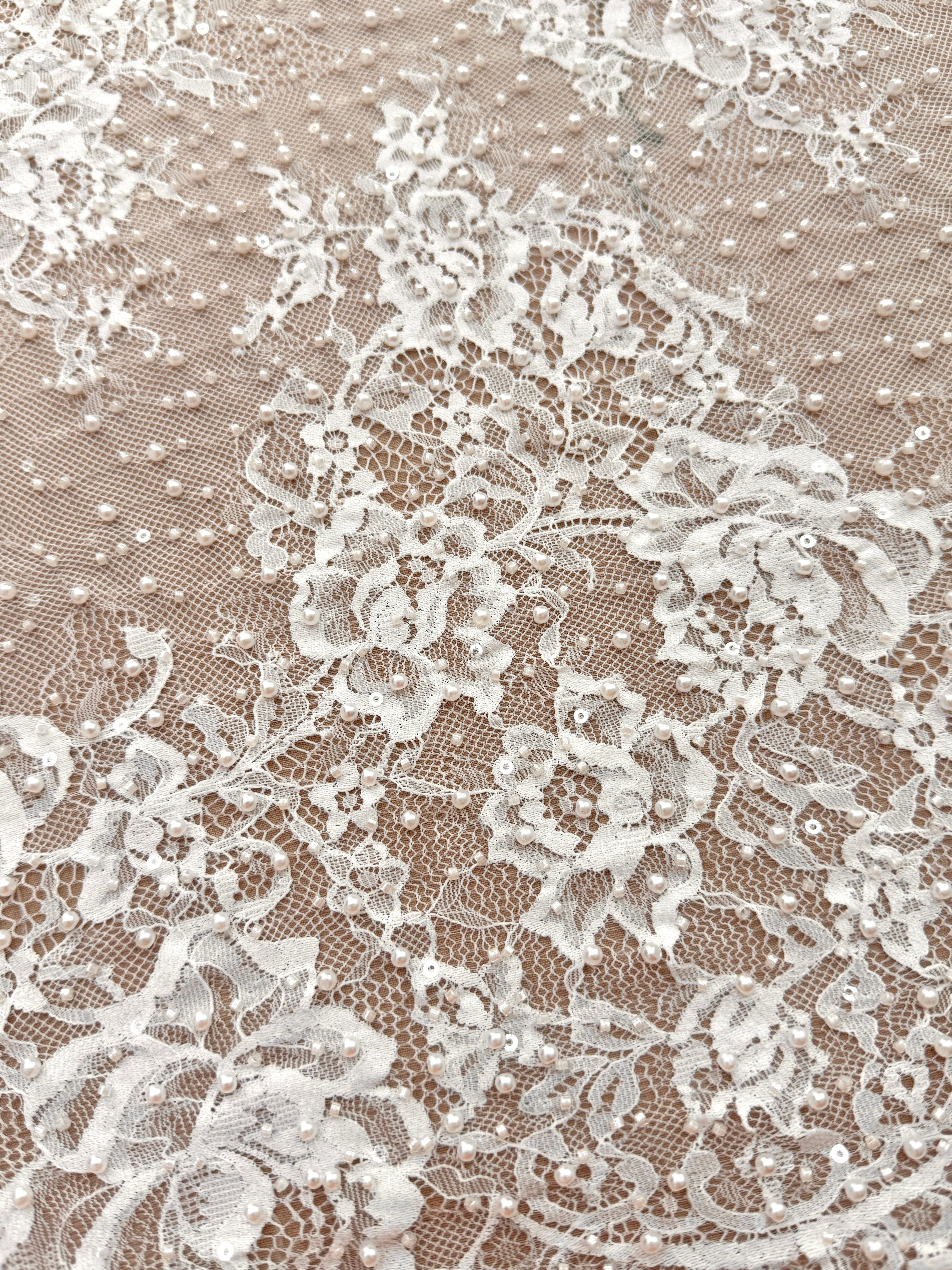 Dantela Chantilly Ivory cu Perle, Margele si Paiete - Cupon 3 m