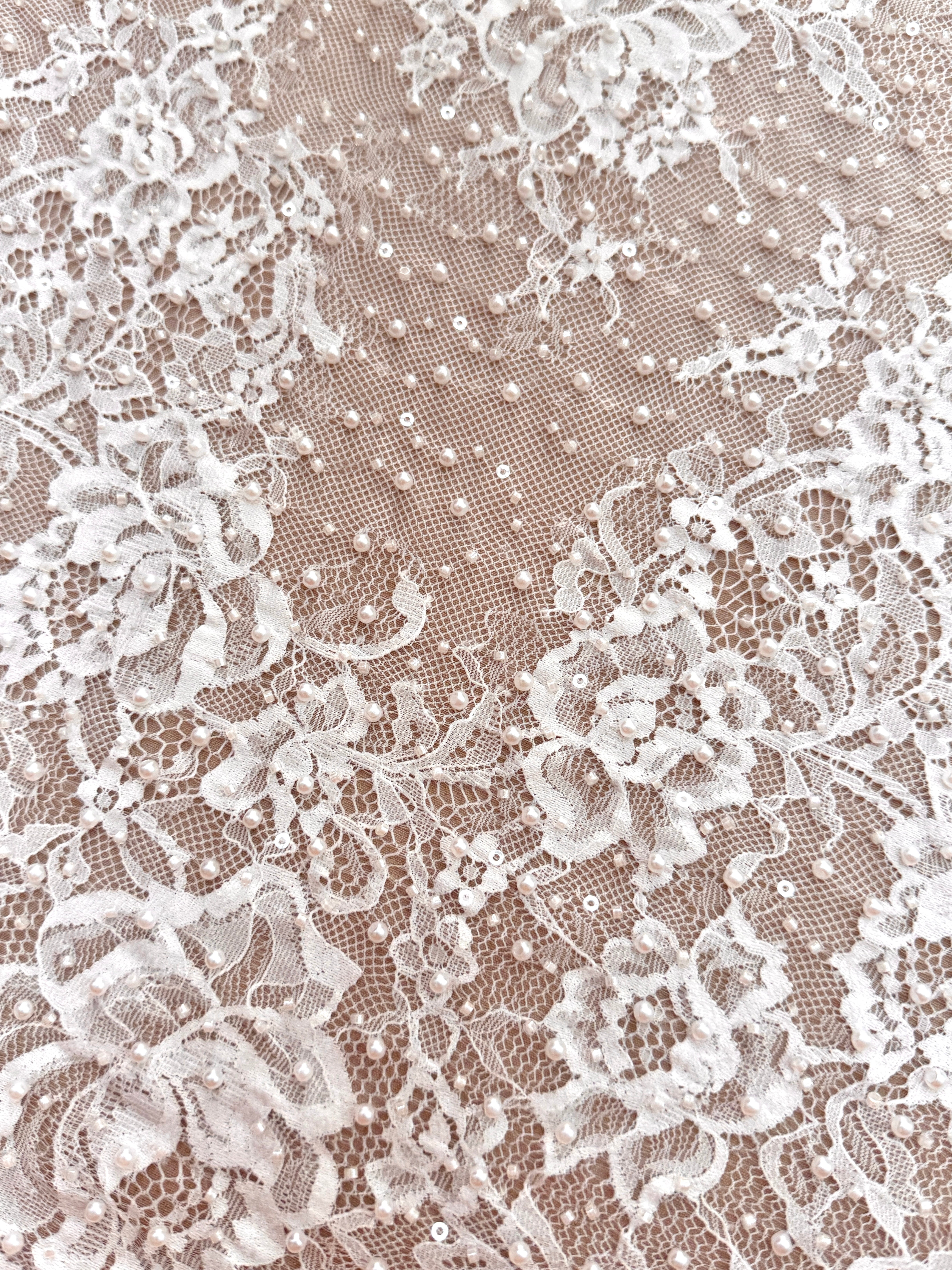 Dantela Chantilly Ivory cu Perle, Margele si Paiete - Cupon 3 m