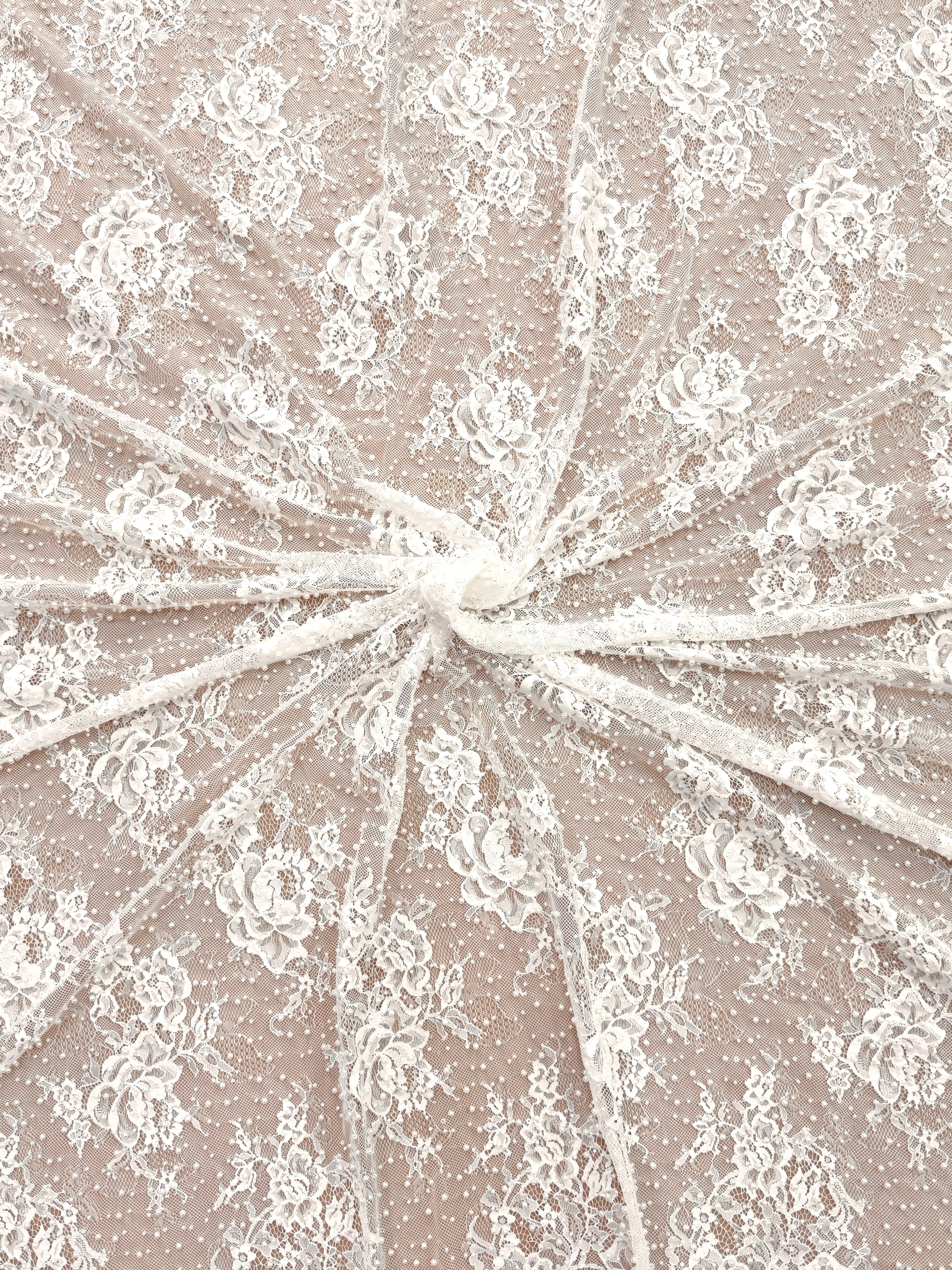 Dantela Chantilly Ivory cu Perle, Margele si Paiete - Cupon 3 m