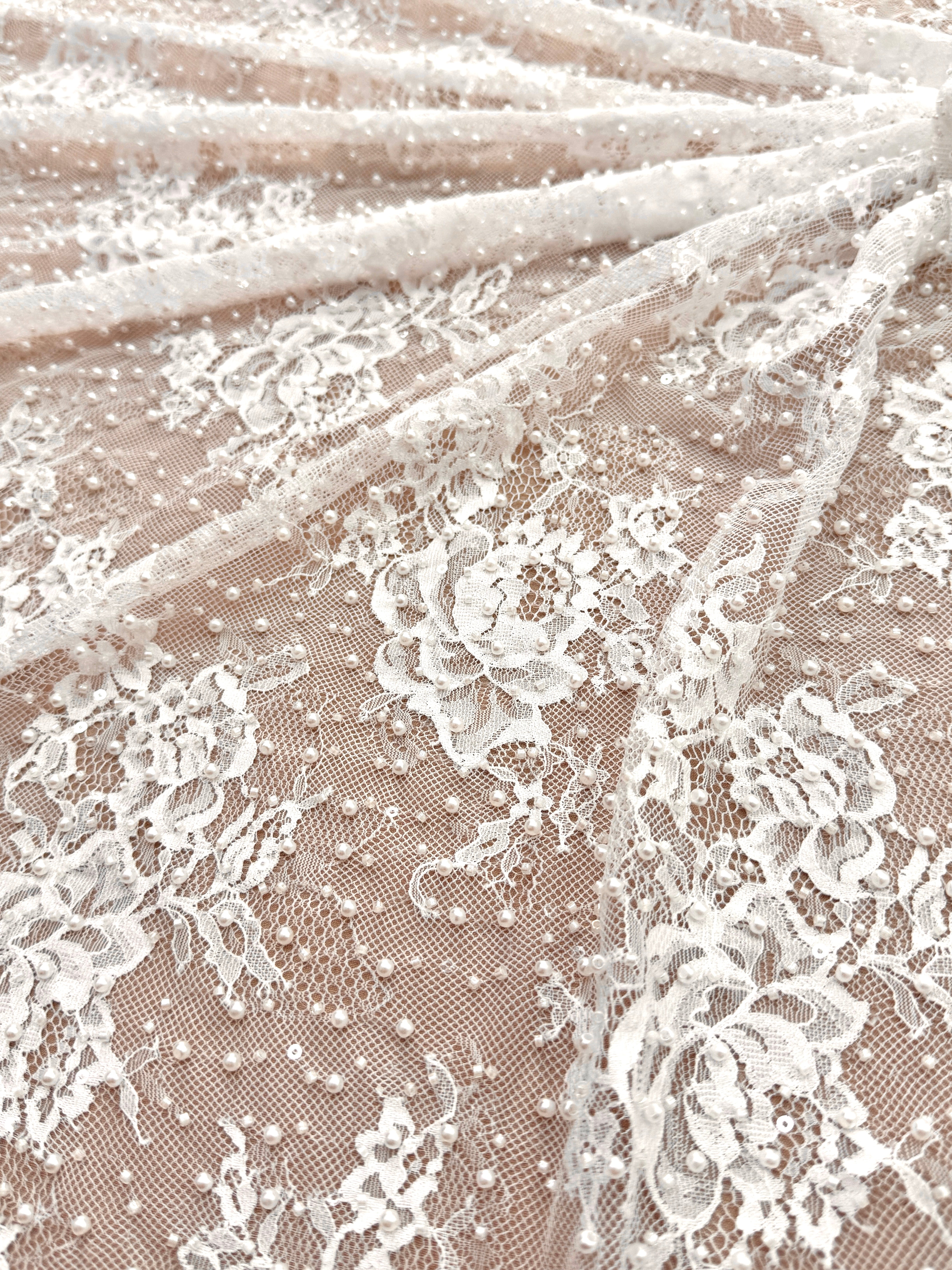 Dantela Chantilly Ivory cu Perle, Margele si Paiete - Cupon 3 m