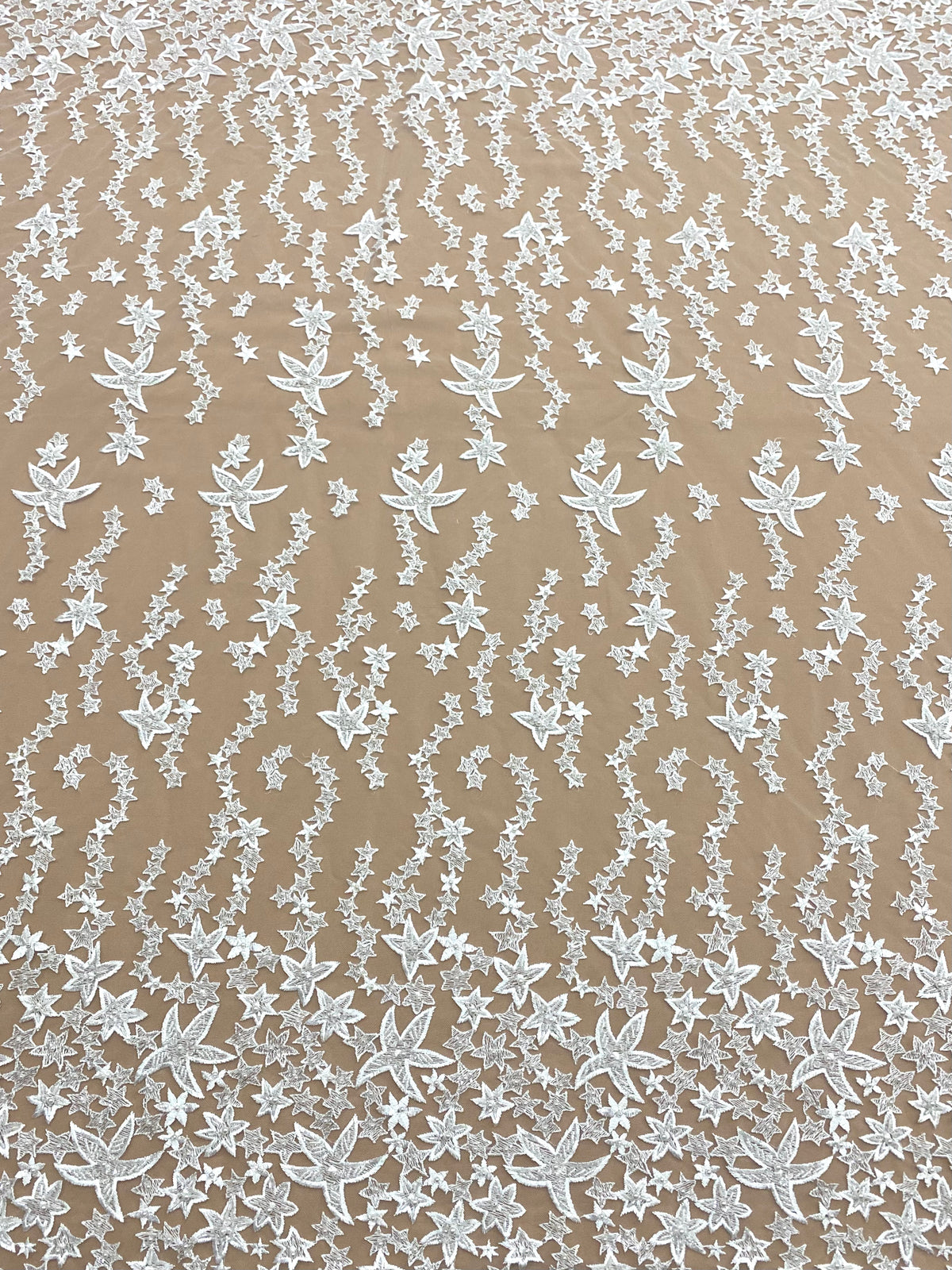 Csillagmintás csipke kristályokkal, gyöngyház gyöngyökkel és flitterekkel