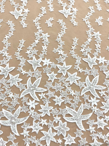 Csillagmintás csipke kristályokkal, gyöngyház gyöngyökkel és flitterekkel