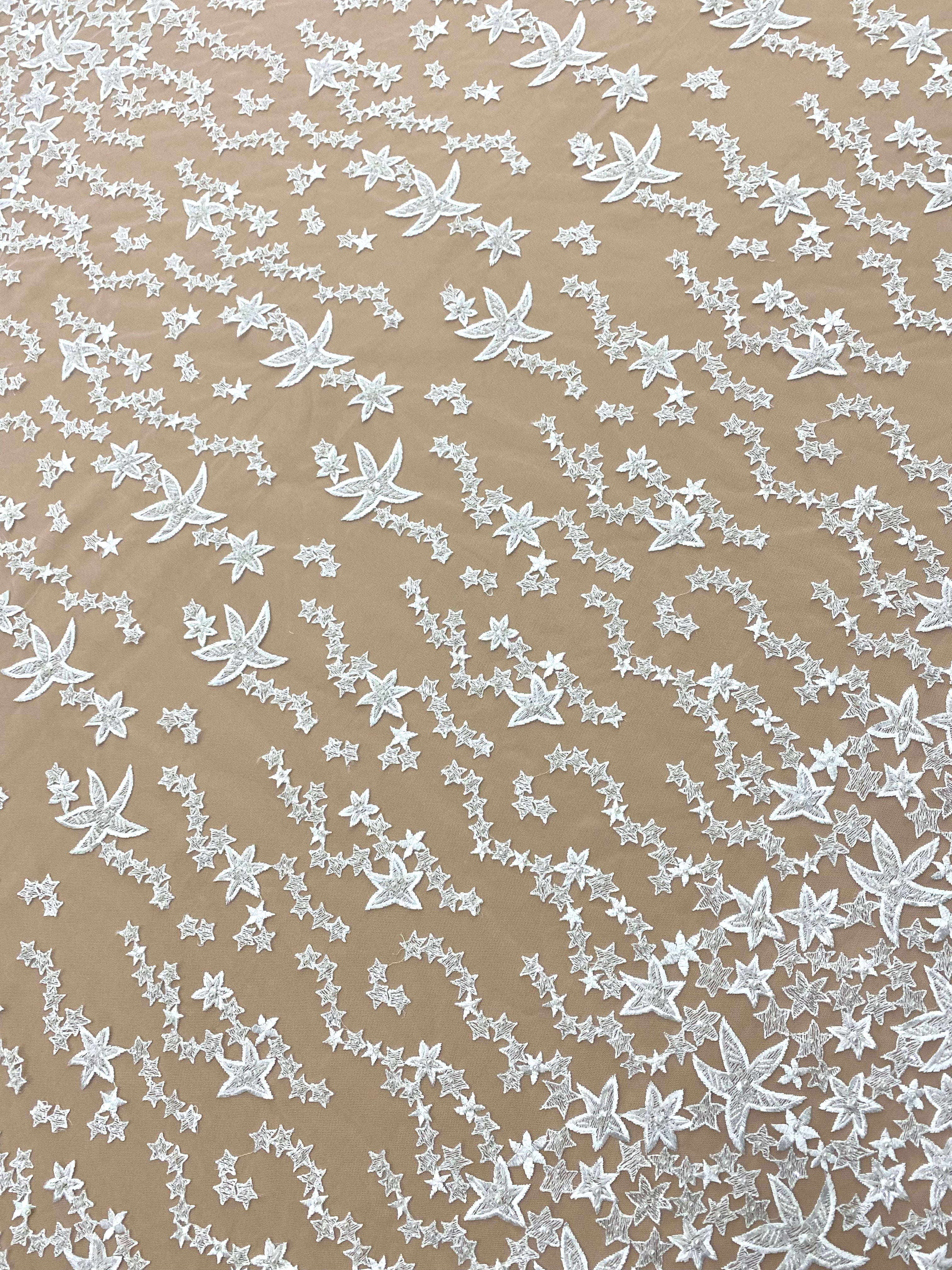 Csillagmintás csipke kristályokkal, gyöngyház gyöngyökkel és flitterekkel