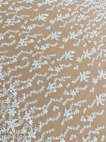 Csillagmintás csipke kristályokkal, gyöngyház gyöngyökkel és flitterekkel