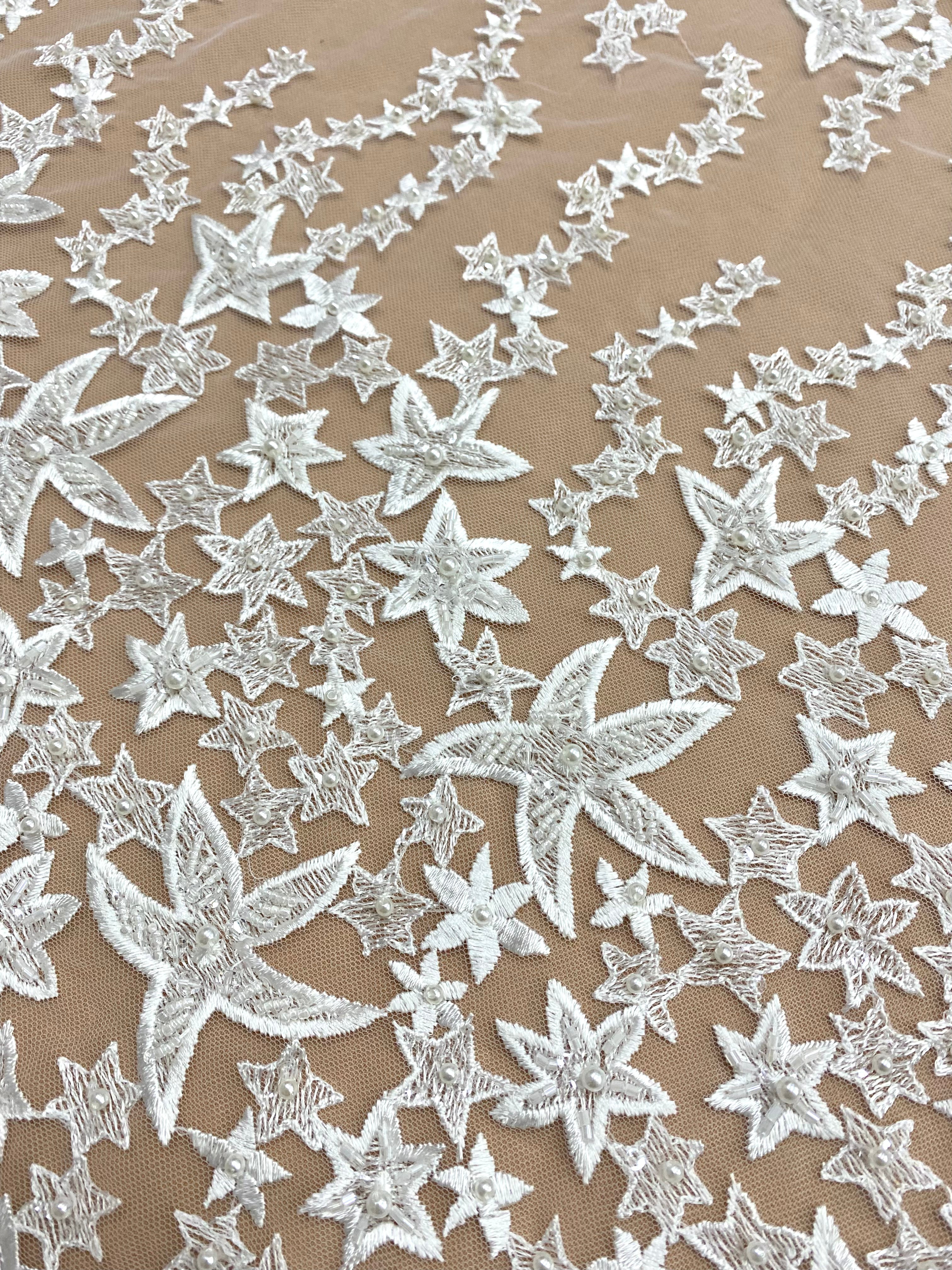 Csillagmintás csipke kristályokkal, gyöngyház gyöngyökkel és flitterekkel