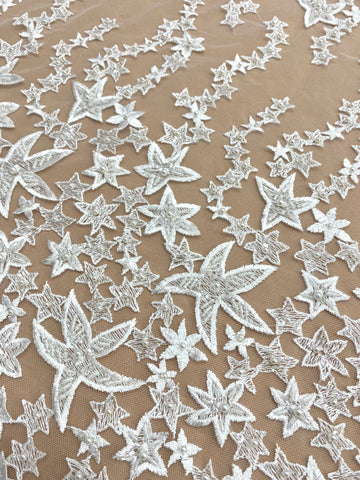 Csillagmintás csipke kristályokkal, gyöngyház gyöngyökkel és flitterekkel