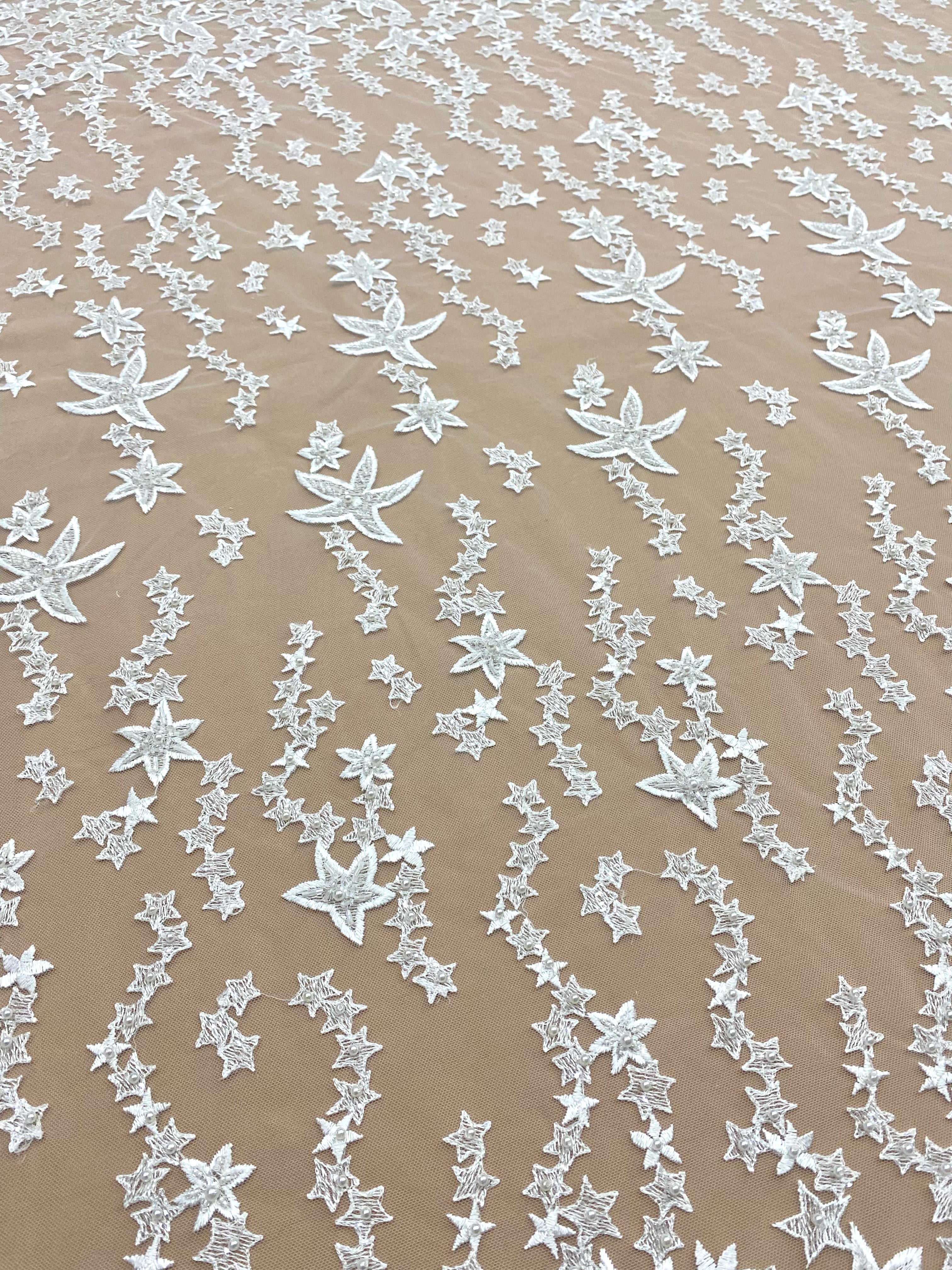 Csillagmintás csipke kristályokkal, gyöngyház gyöngyökkel és flitterekkel
