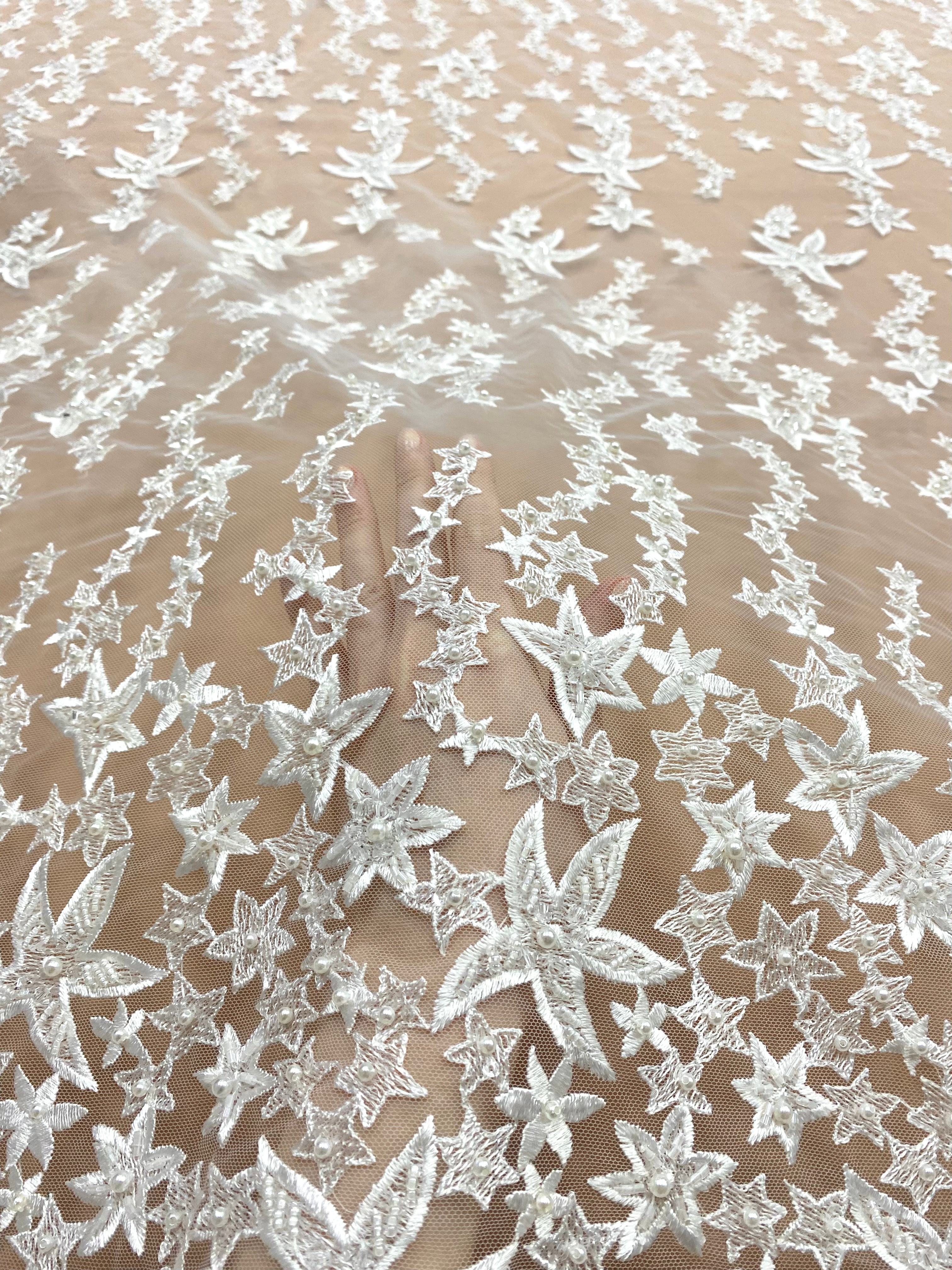 Csillagmintás csipke kristályokkal, gyöngyház gyöngyökkel és flitterekkel