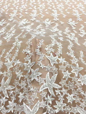 Csillagmintás csipke kristályokkal, gyöngyház gyöngyökkel és flitterekkel