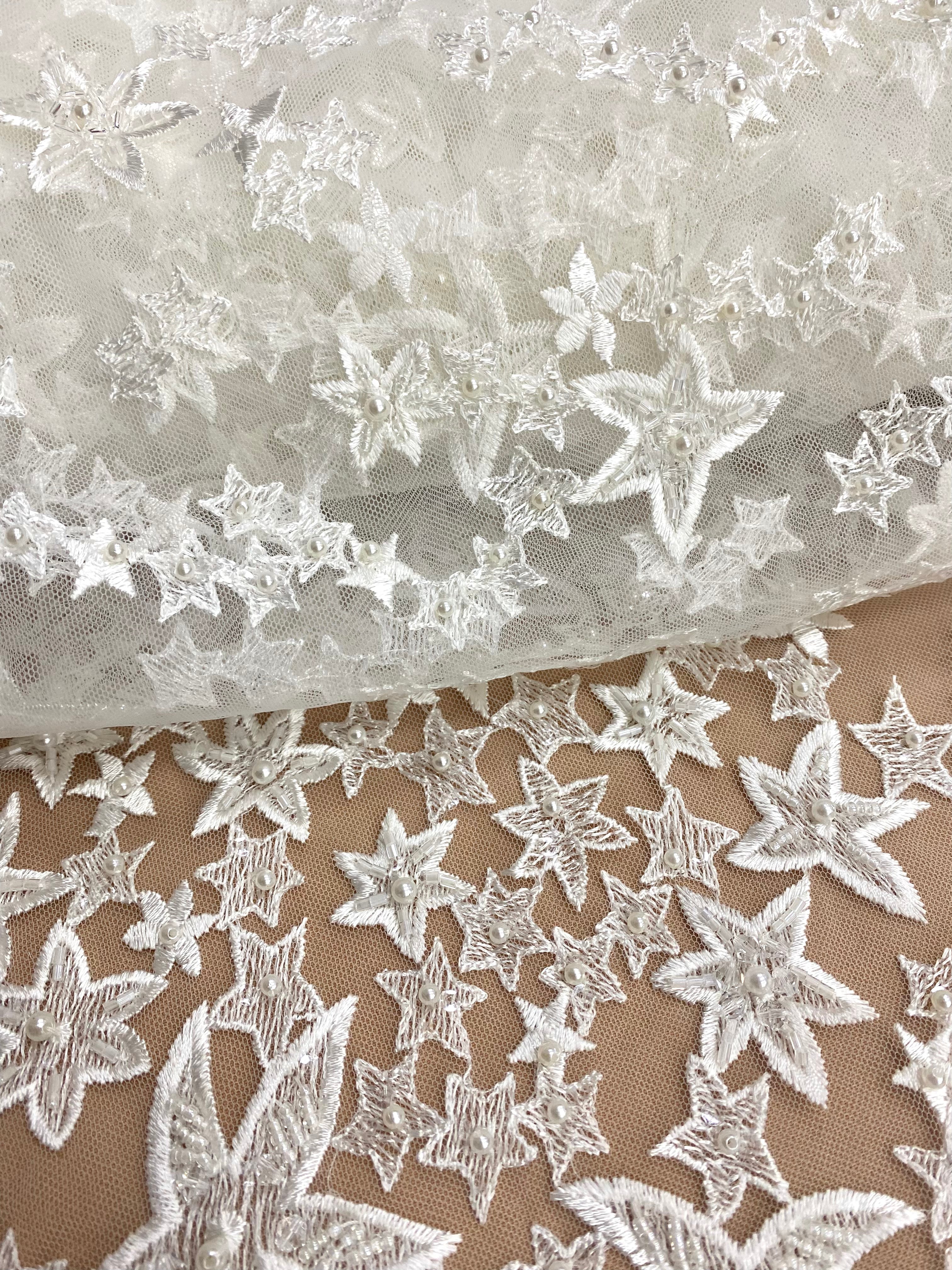 Csillagmintás csipke kristályokkal, gyöngyház gyöngyökkel és flitterekkel