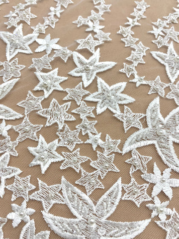 Csillagmintás csipke kristályokkal, gyöngyház gyöngyökkel és flitterekkel