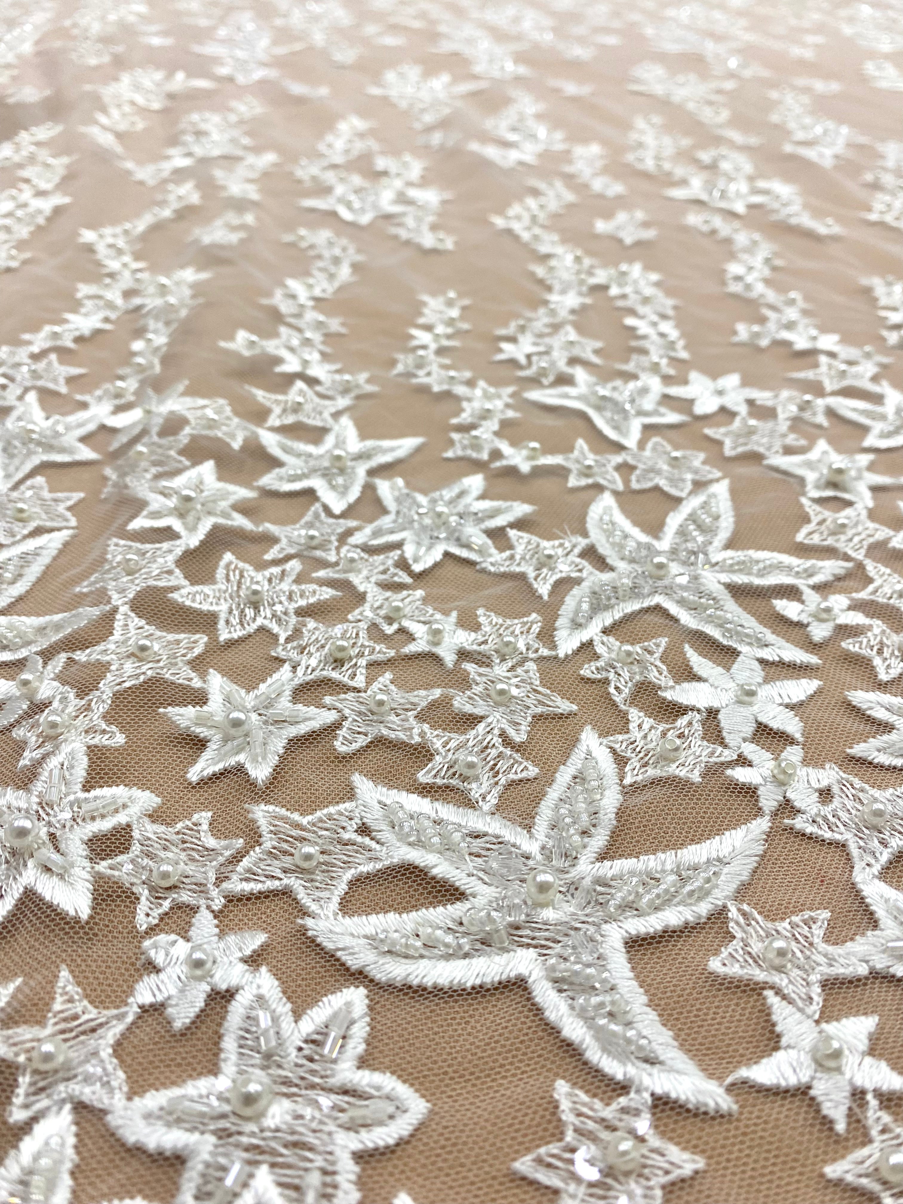 Csillagmintás csipke kristályokkal, gyöngyház gyöngyökkel és flitterekkel