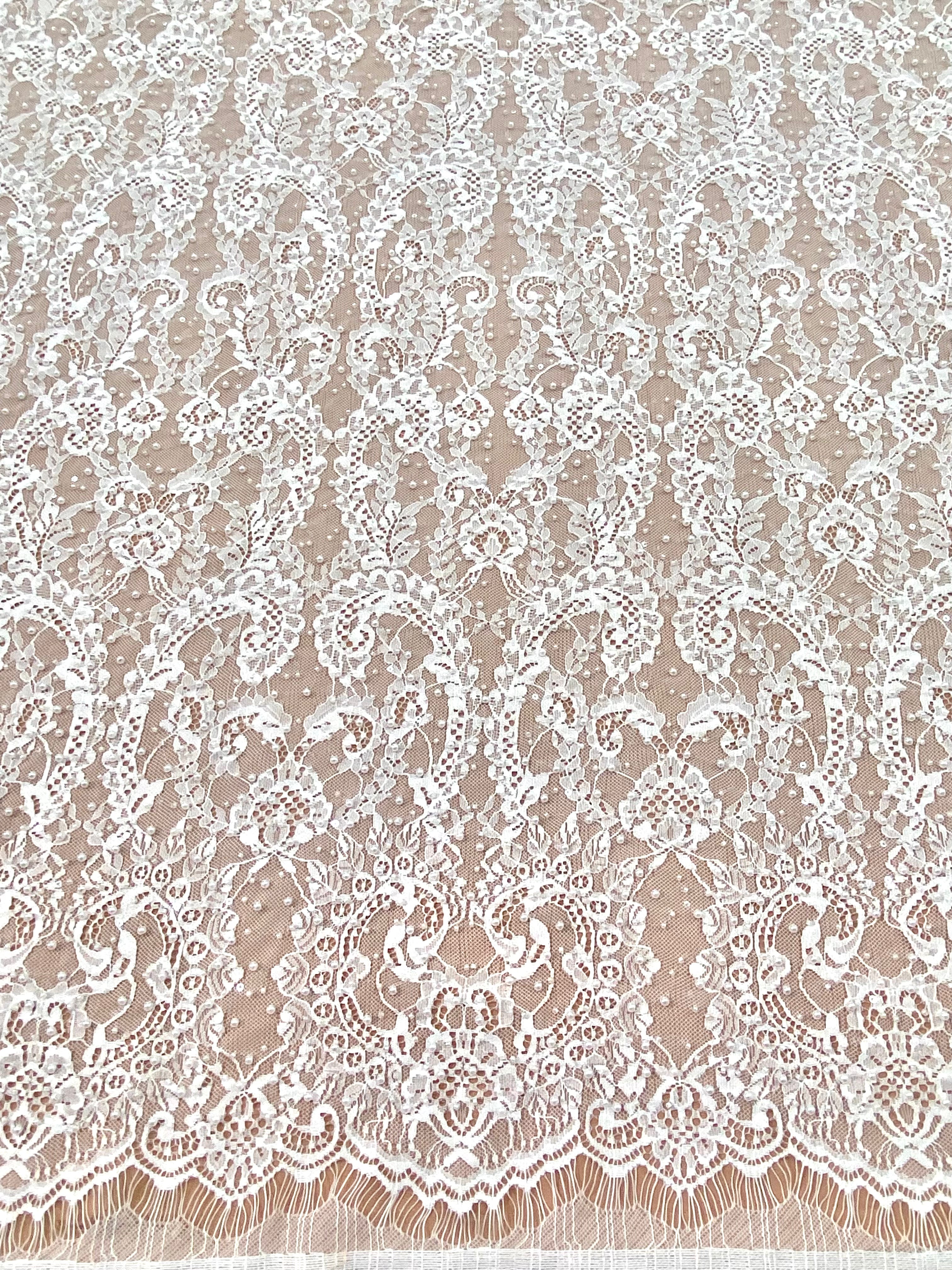 Dantela Chantilly Ivory cu Perle, Margele si Paiete - Cupon 3 m