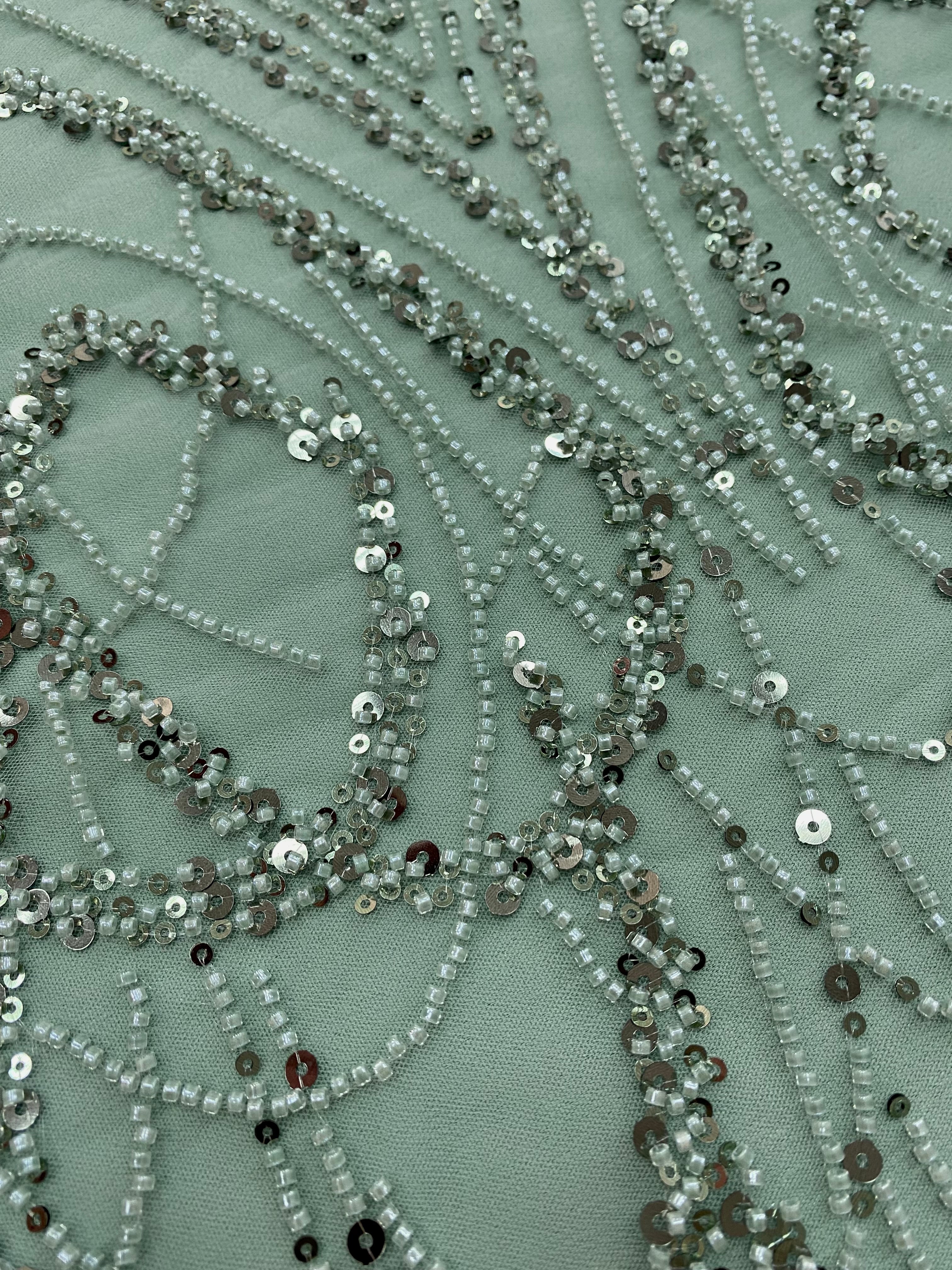 Dantela Couture Poros Zöld Geometriai Mintával Gyöngyökkel és Flitterekkel