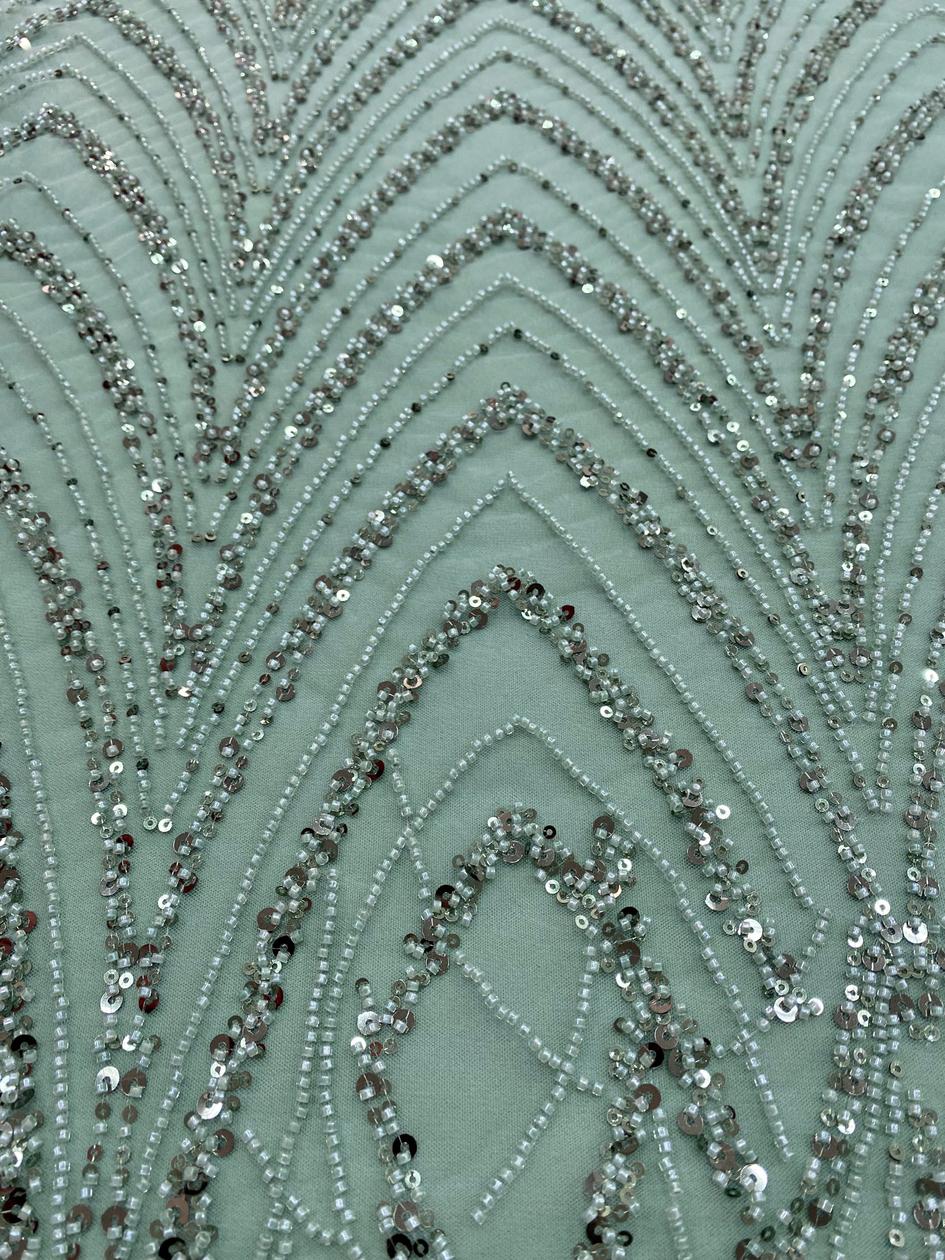 Dantela Couture Poros Zöld Geometriai Mintával Gyöngyökkel és Flitterekkel