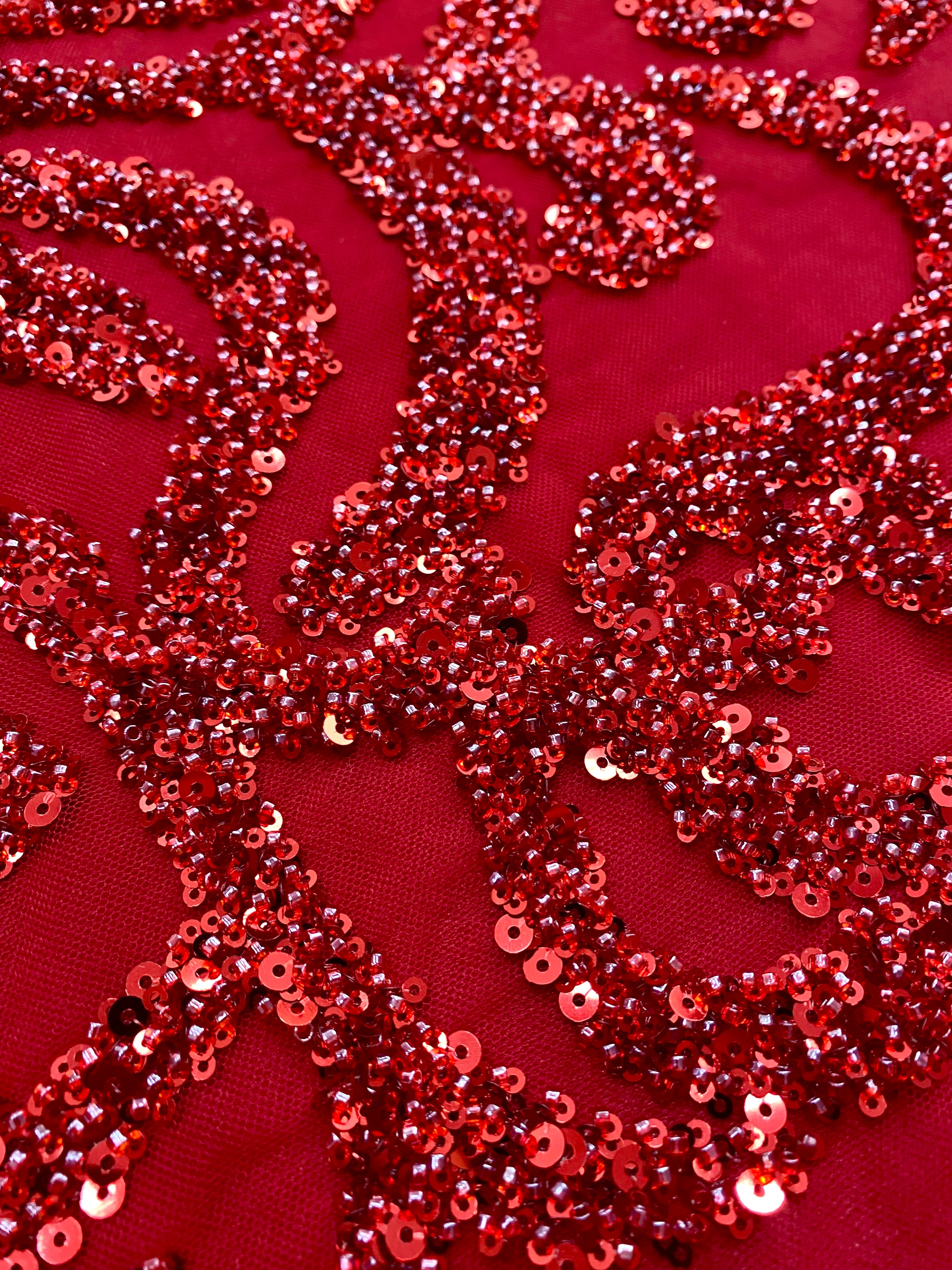 Piros Couture csipke geometriai mintával, gyöngyökkel és flitterekkel