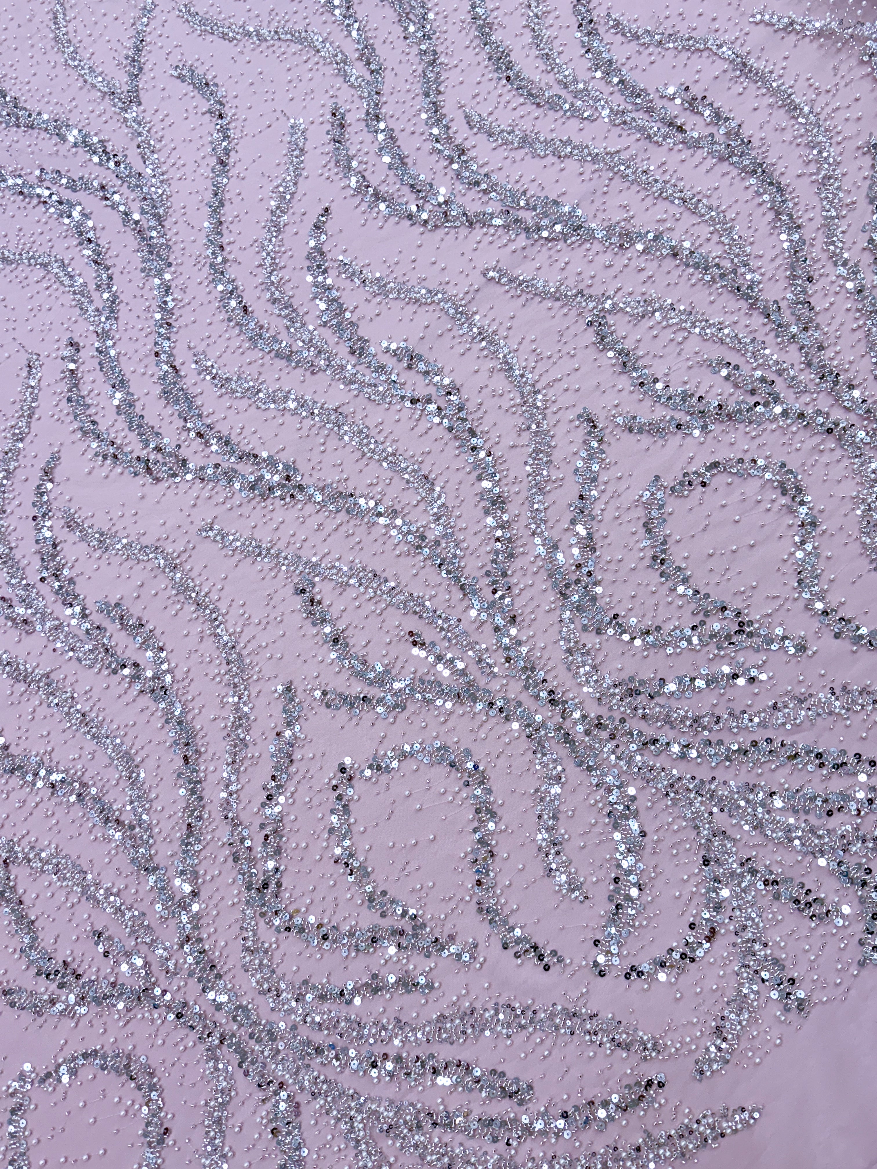 Dantela Couture Argintie pe Tulle Roz cu Perle, Margele si Paiete