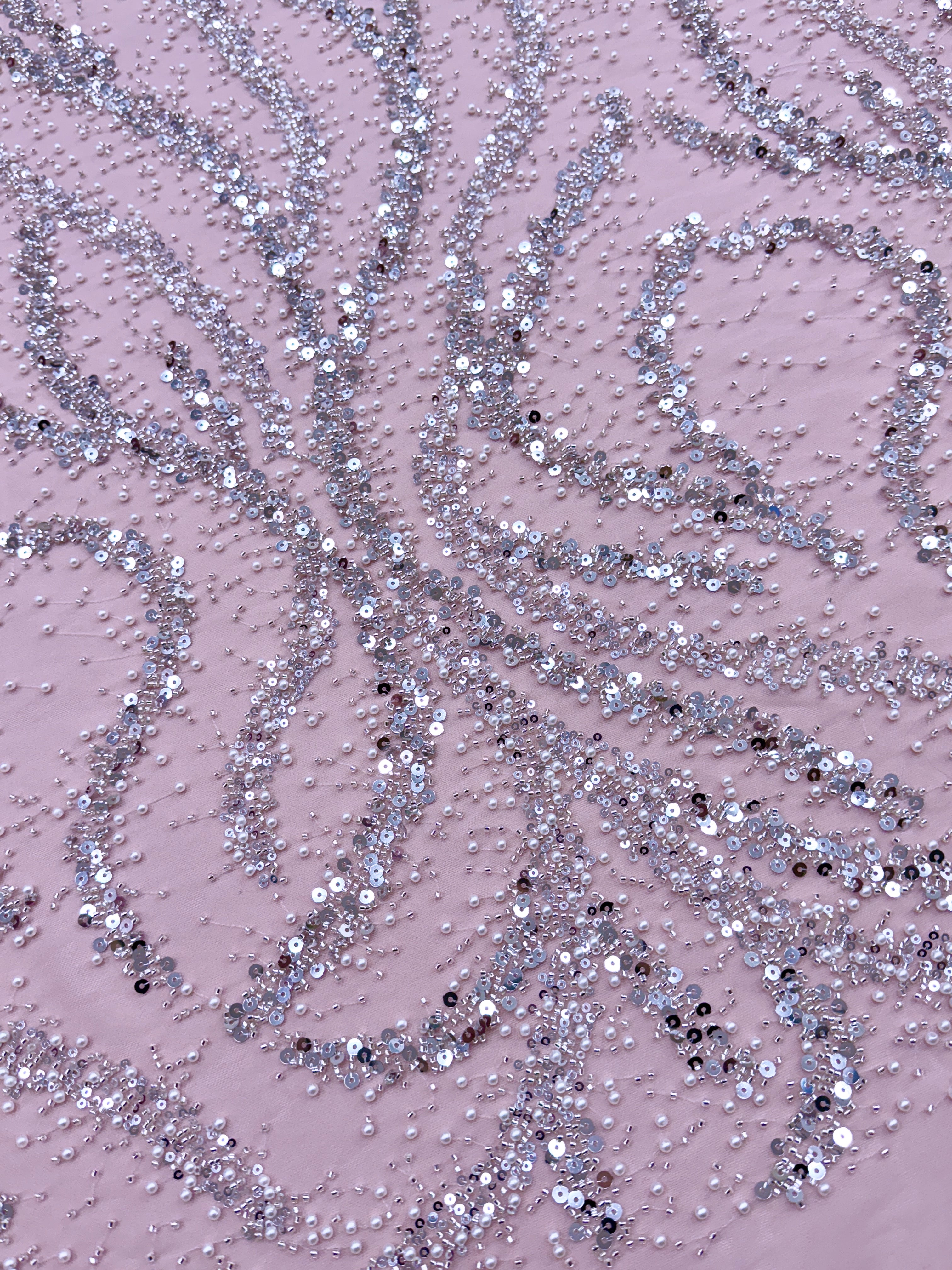 Dantela Couture Argintie pe Tulle Roz cu Perle, Margele si Paiete