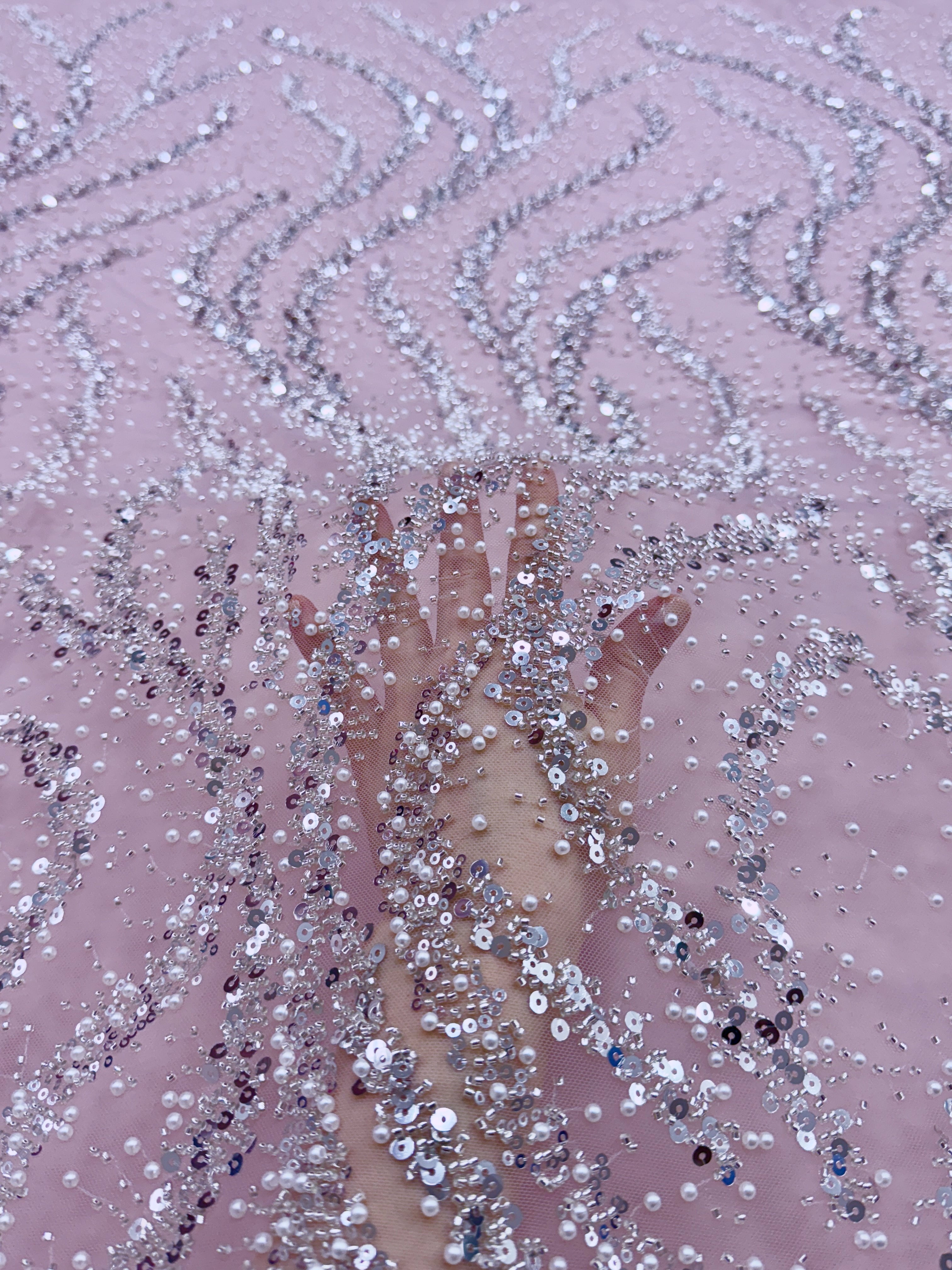 Dantela Couture Argintie pe Tulle Roz cu Perle, Margele si Paiete