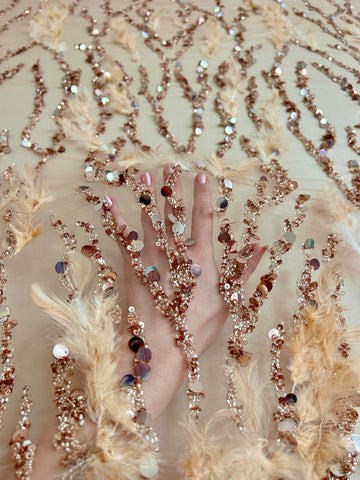 Arany Rose Haute Couture csipke, gyöngysorokkal, tollakkal, gyöngyökkel és flitterekkel