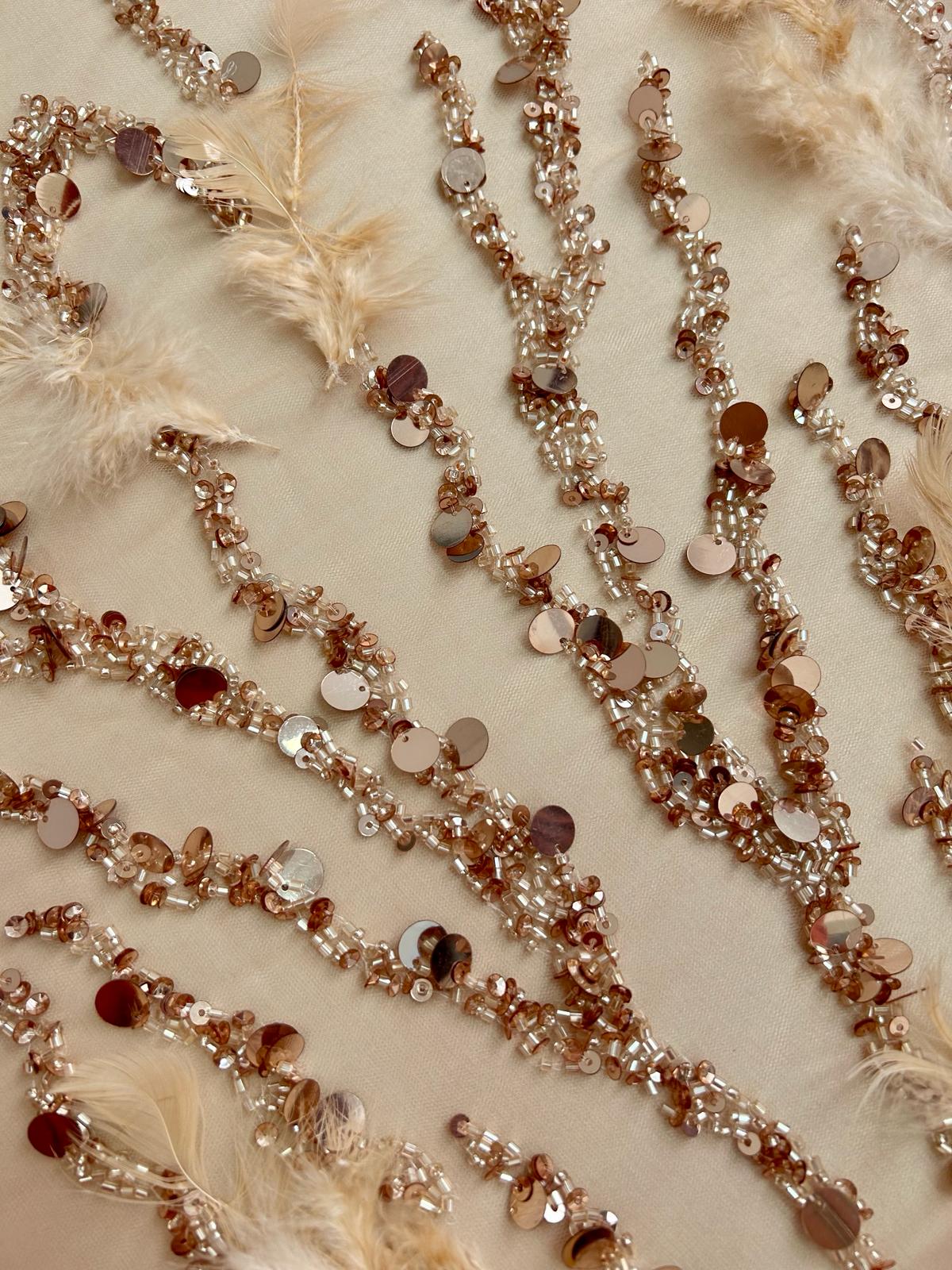 Arany Rose Haute Couture csipke, gyöngysorokkal, tollakkal, gyöngyökkel és flitterekkel