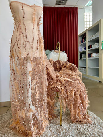Arany Rose Haute Couture csipke, gyöngysorokkal, tollakkal, gyöngyökkel és flitterekkel