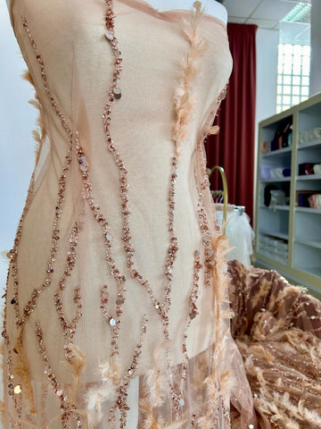 Arany Rose Haute Couture csipke, gyöngysorokkal, tollakkal, gyöngyökkel és flitterekkel