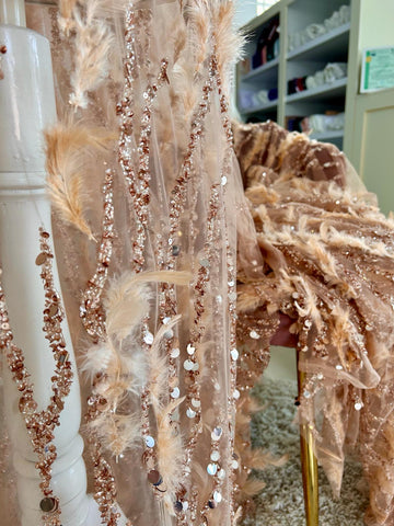 Arany Rose Haute Couture csipke, gyöngysorokkal, tollakkal, gyöngyökkel és flitterekkel