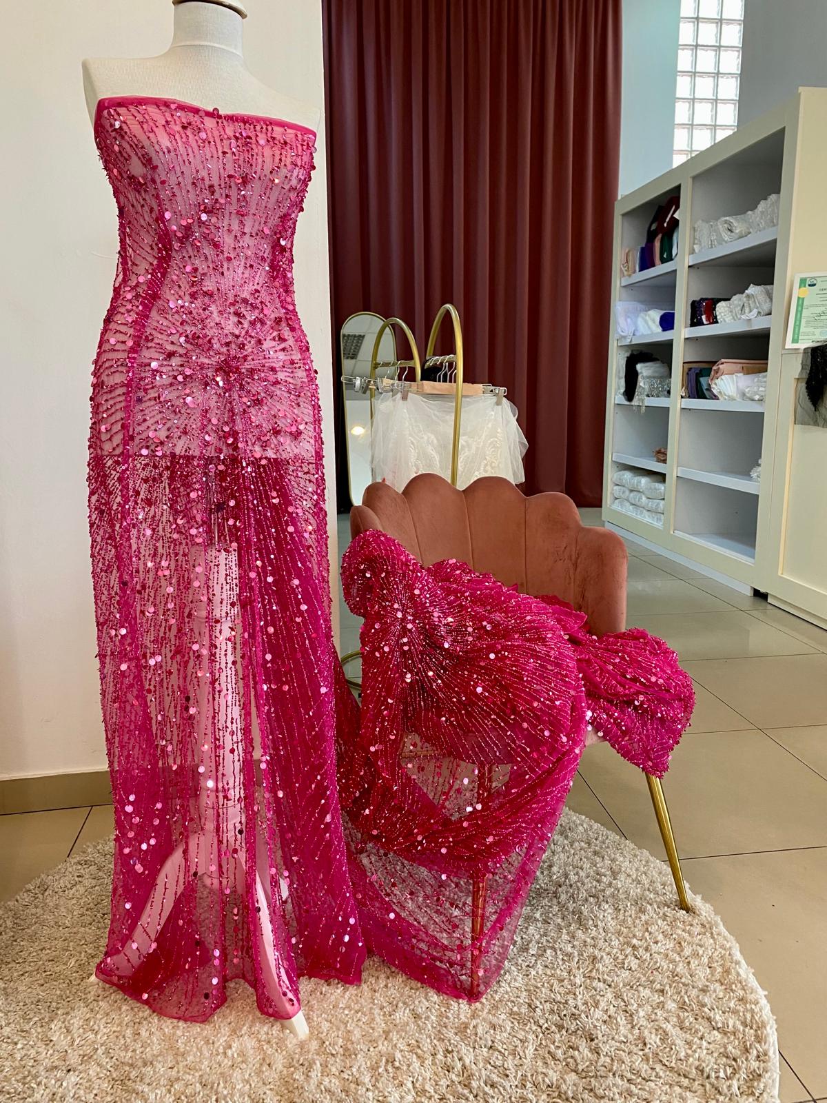 Fukszia Haute Couture csipke gyöngysorokkal