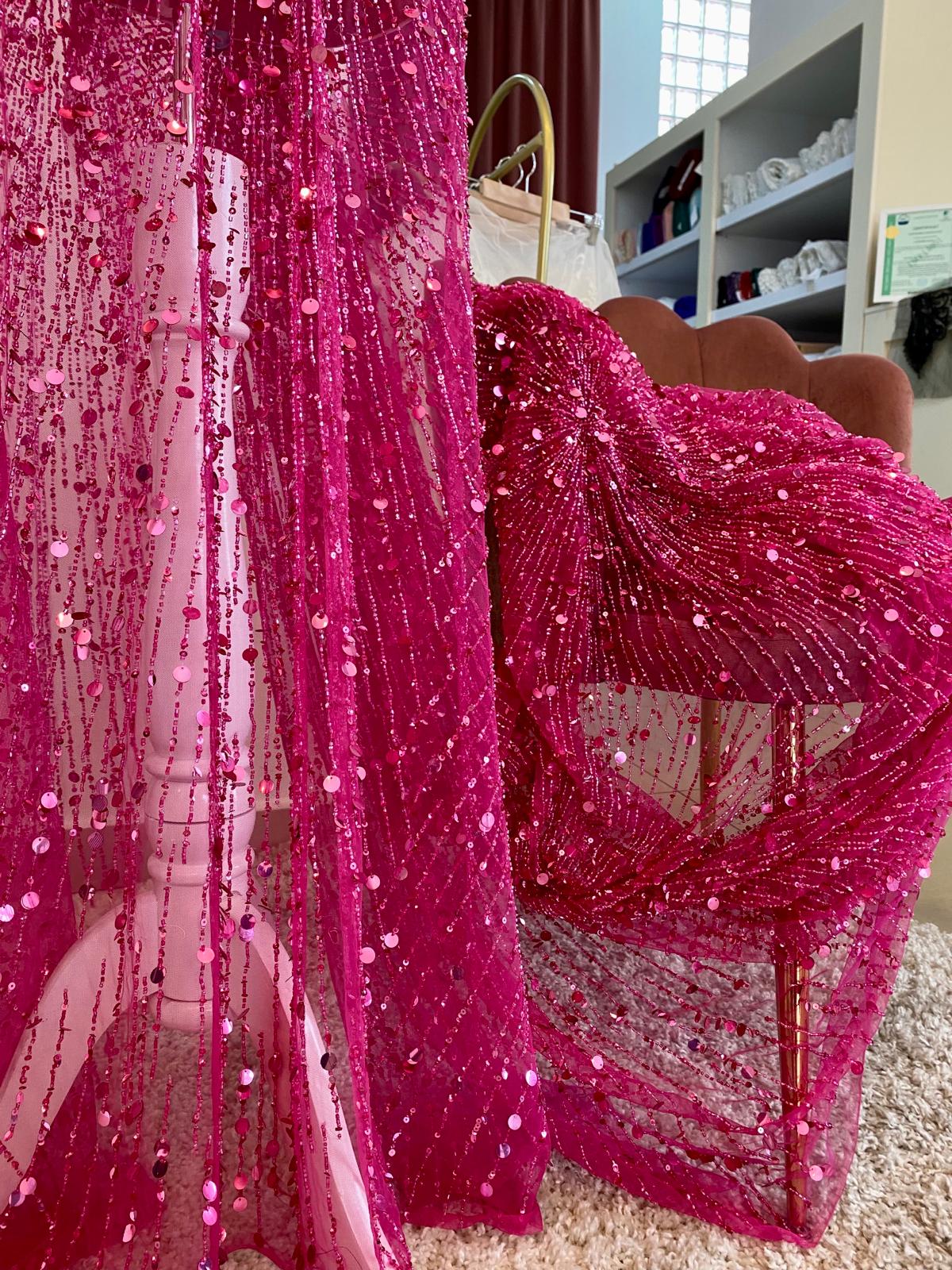 Fukszia Haute Couture csipke gyöngysorokkal