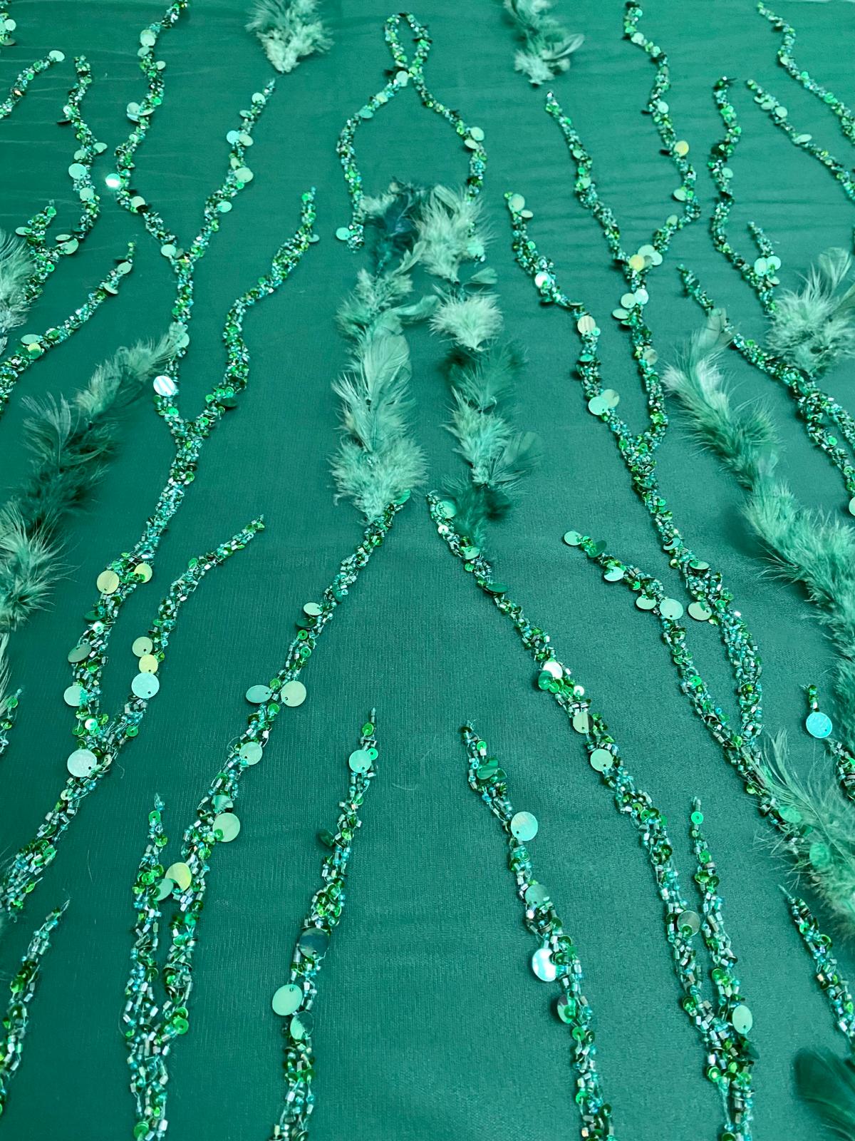 Zöld Haute Couture csipke gyöngysorokkal és tollakkal