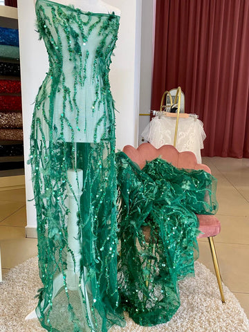 Zöld Haute Couture csipke gyöngysorokkal és tollakkal