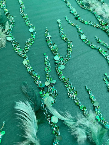 Zöld Haute Couture csipke gyöngysorokkal és tollakkal