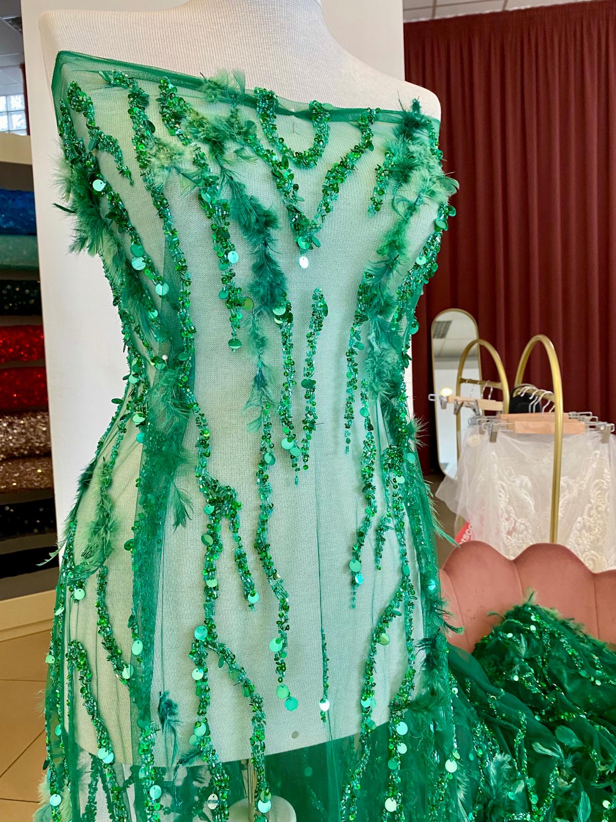 Zöld Haute Couture csipke gyöngysorokkal és tollakkal
