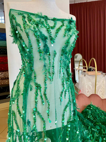Zöld Haute Couture csipke gyöngysorokkal és tollakkal