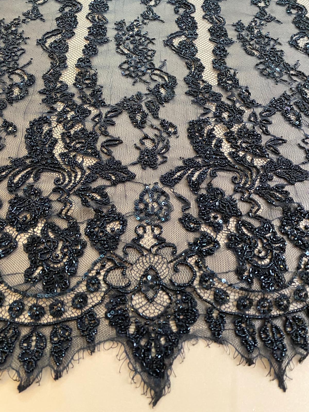Fekete Haute Couture csipke, Chantilly típus