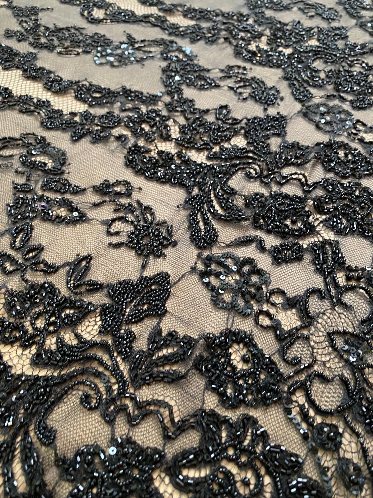 Fekete Haute Couture csipke, Chantilly típus