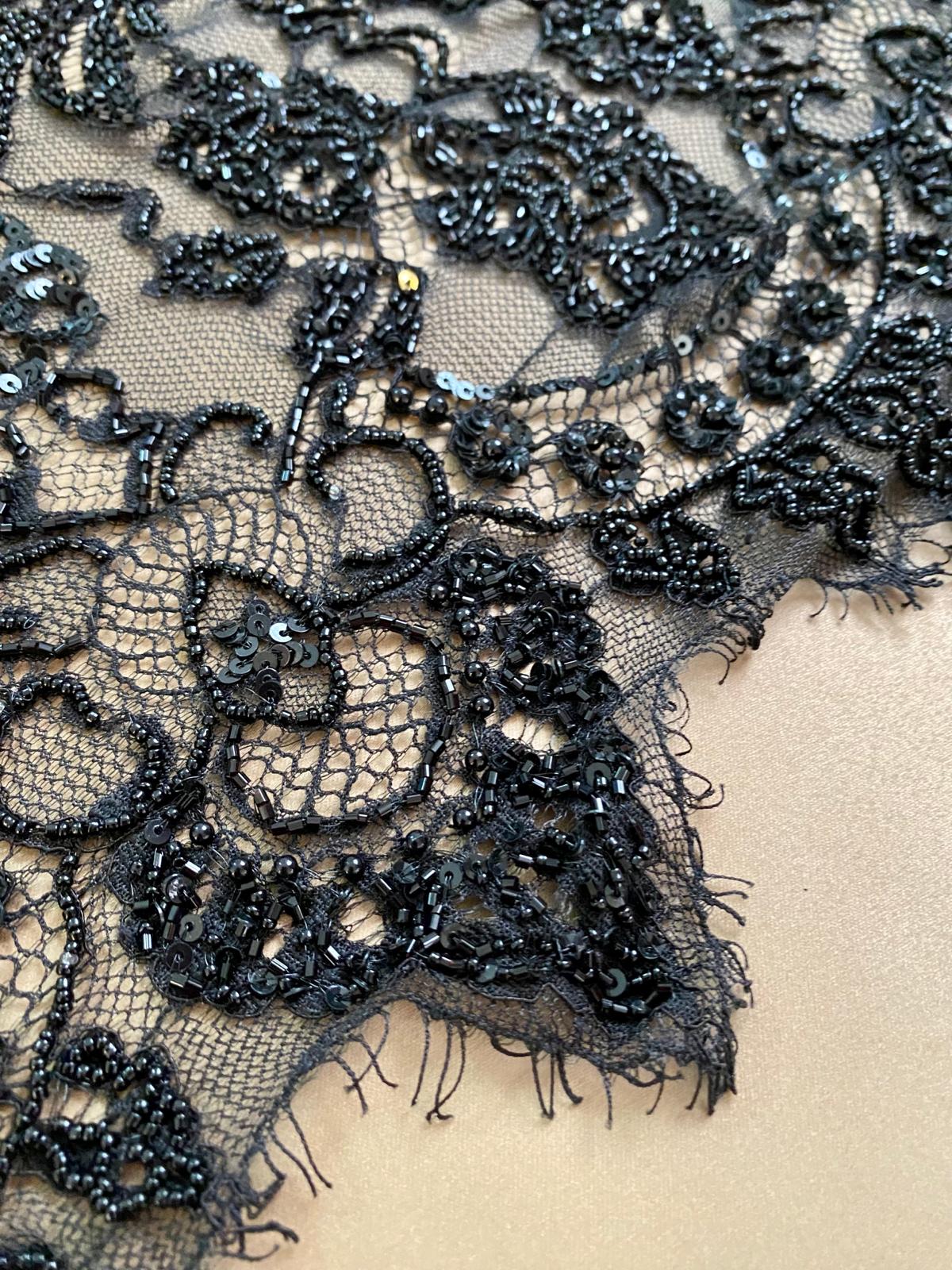 Fekete Haute Couture csipke, Chantilly típus