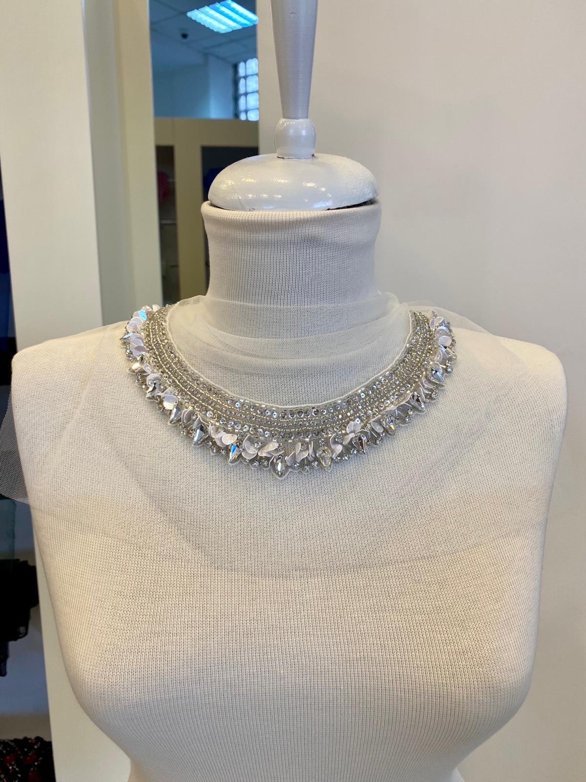 Ezüstszínű Haute Couture gallér