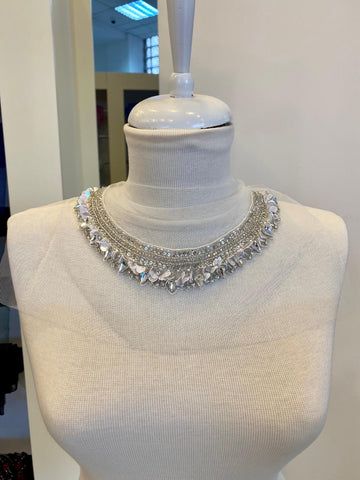 Ezüstszínű Haute Couture gallér
