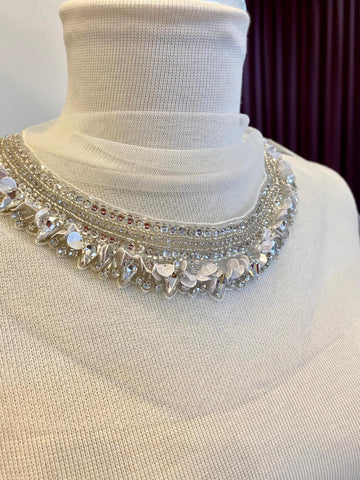 Ezüstszínű Haute Couture gallér