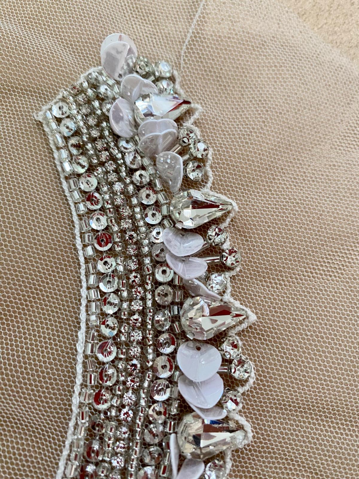Ezüstszínű Haute Couture gallér