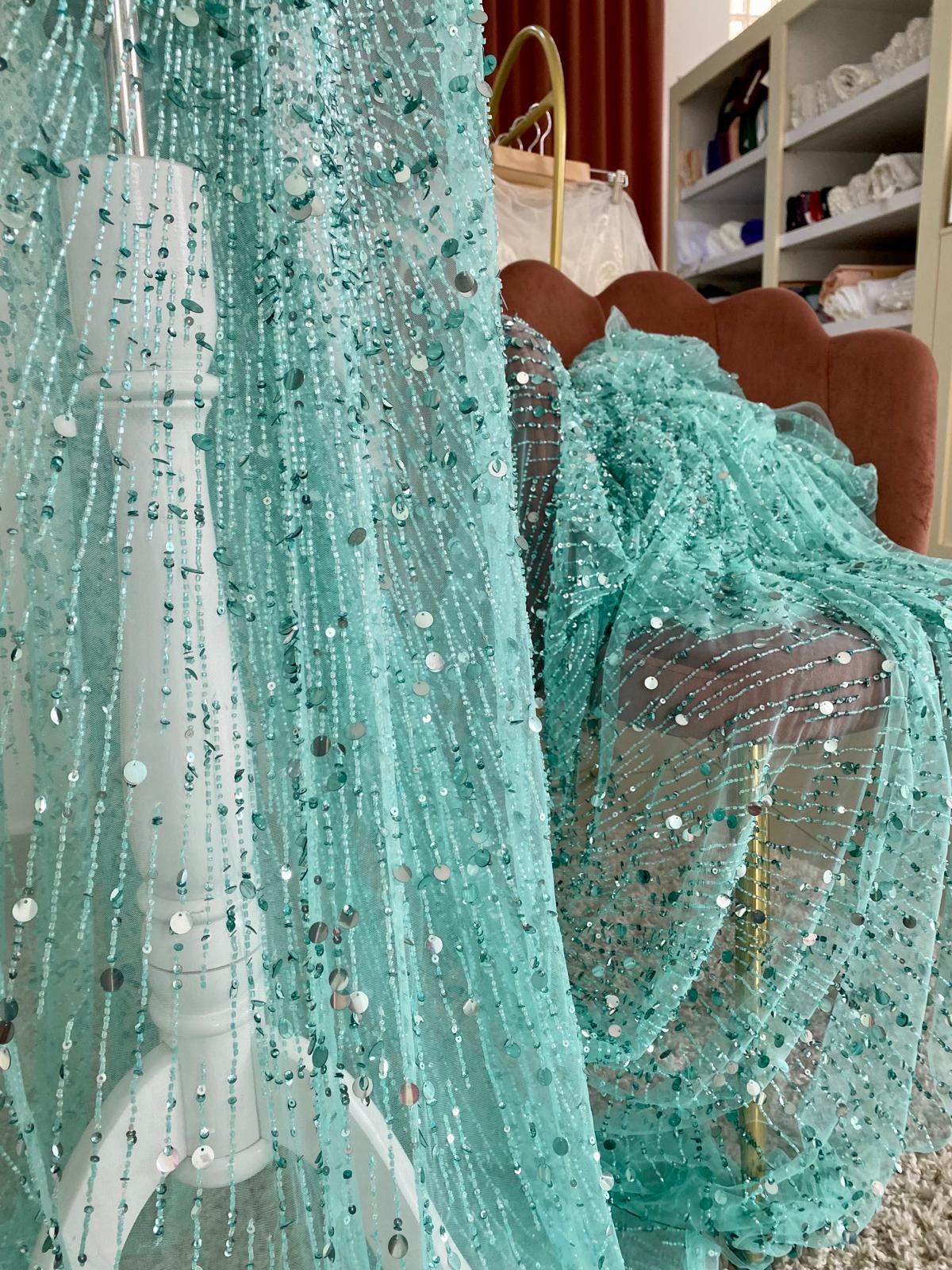 Kupon 1,3 m - Türkiz Haute Couture csipke gyöngysorokkal