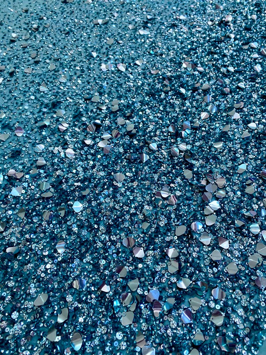 egyedi színes hímzések