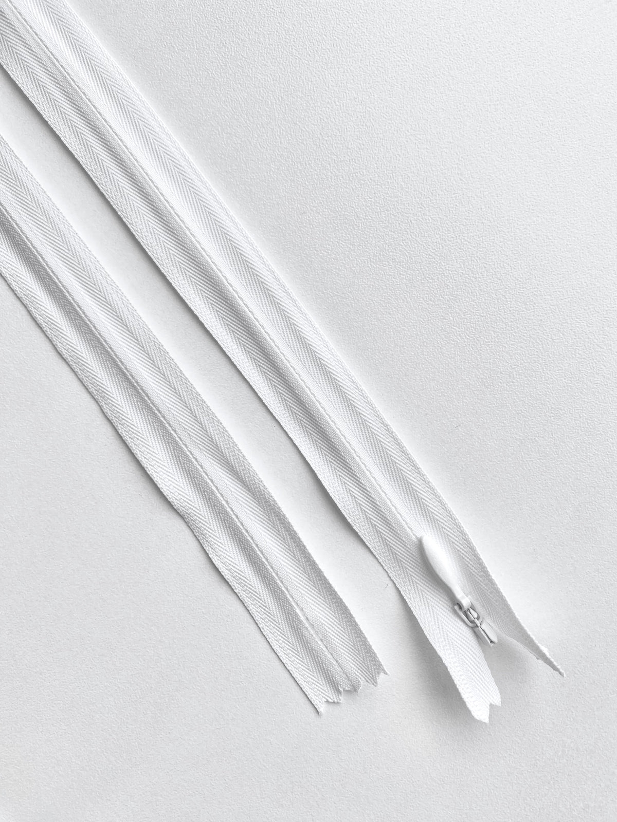 Fermoar rezistent, ascuns, brand YKK, culoare alb, 70 cm lungime