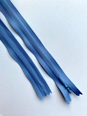 Fermoar rezistent, ascuns, brand YKK, culoare albastru prafuit, 70 cm lungime