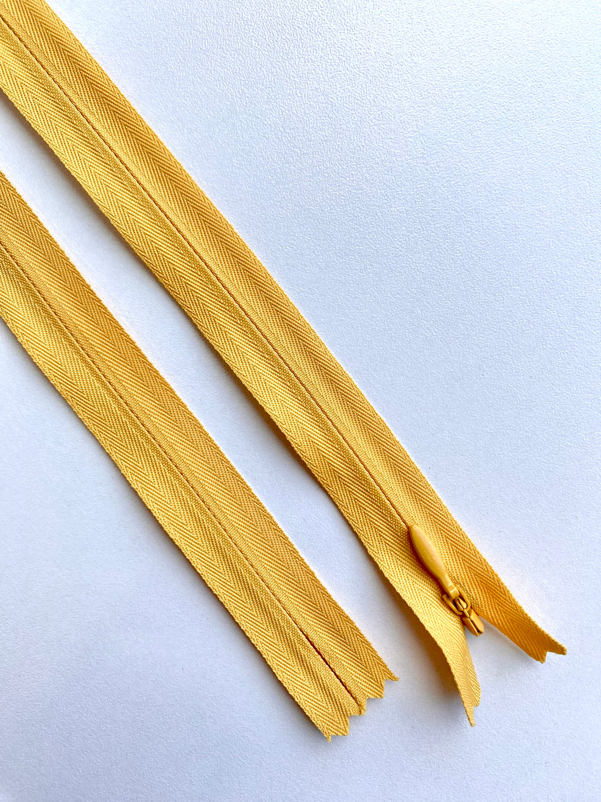 Fermoar rezistent, ascuns, brand YKK, culoare auriu, 70 cm lungime