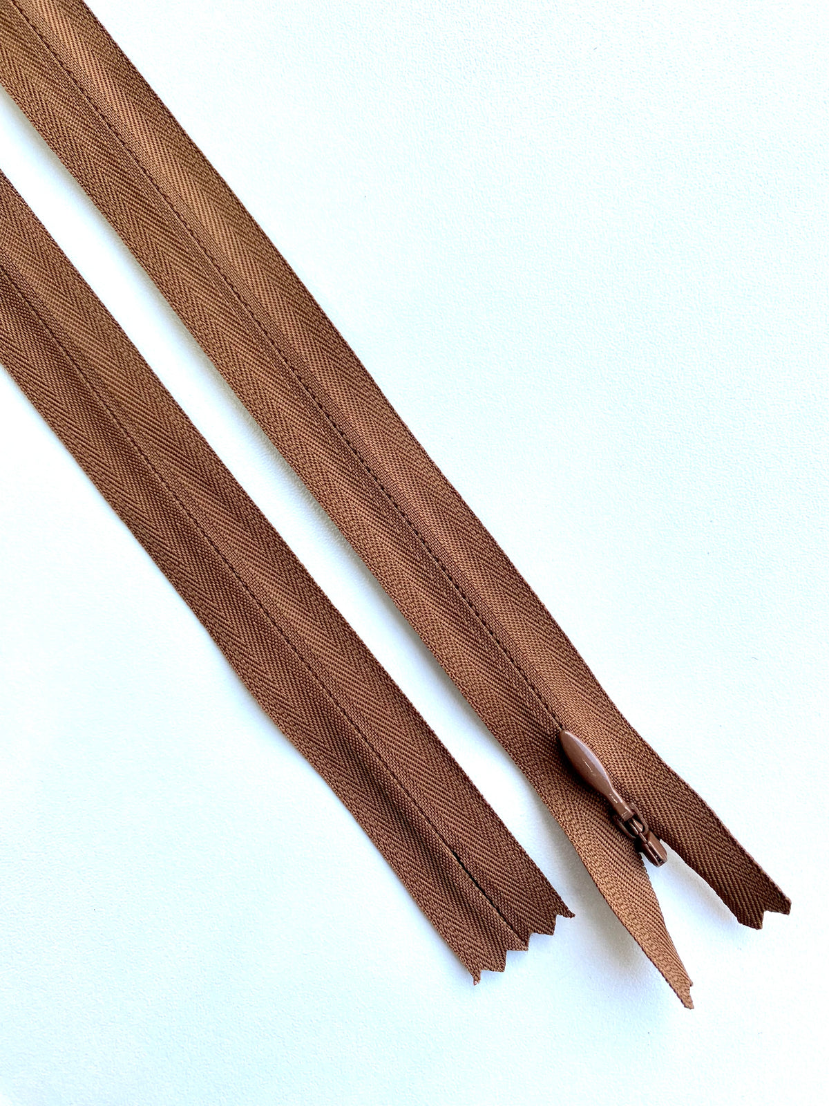 Fermoar rezistent, ascuns, brand YKK, culoare auriu antic, 70 cm lungime