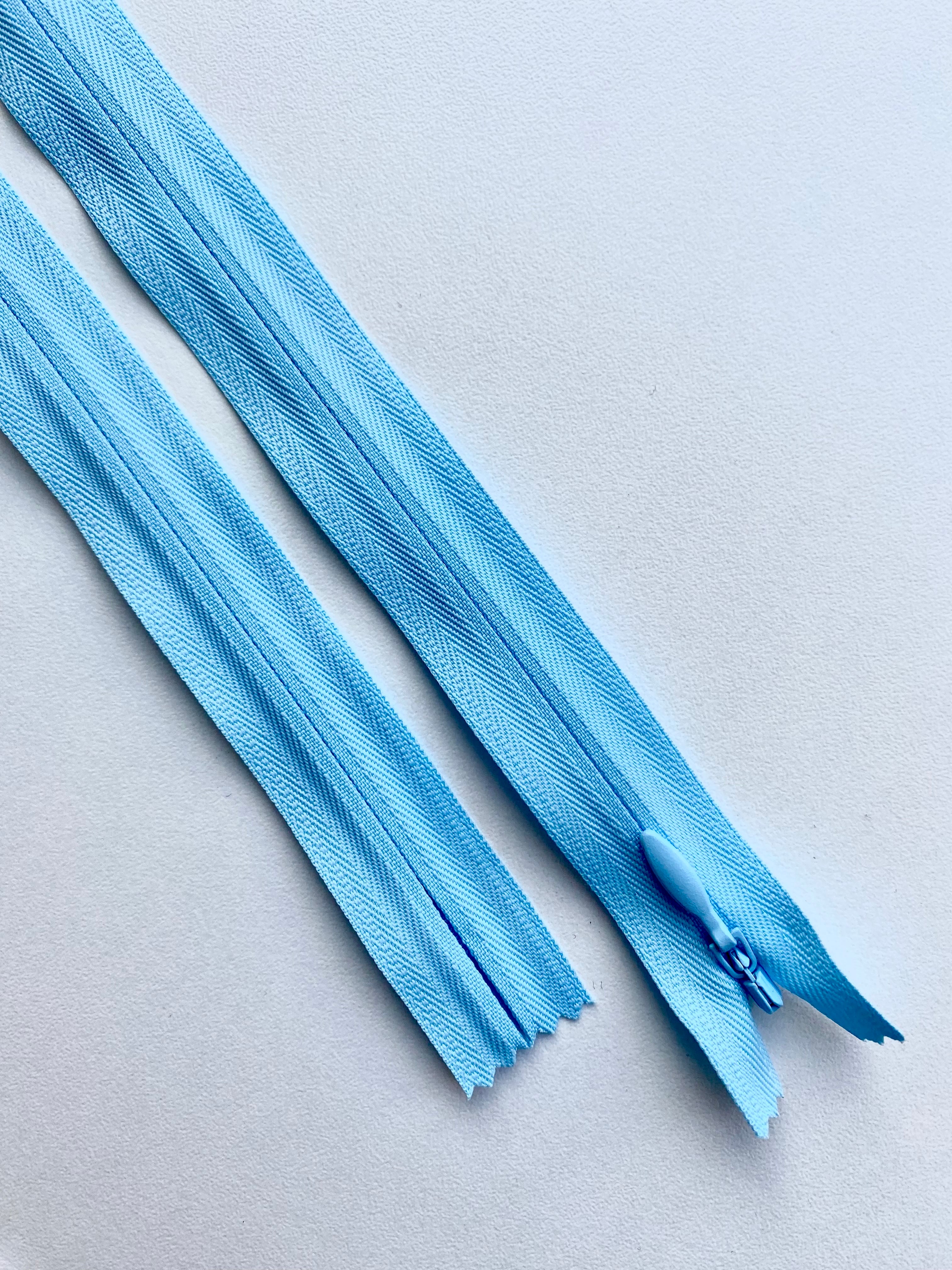 Fermoar rezistent, ascuns, brand YKK, culoare baby blue, 70 cm lungime