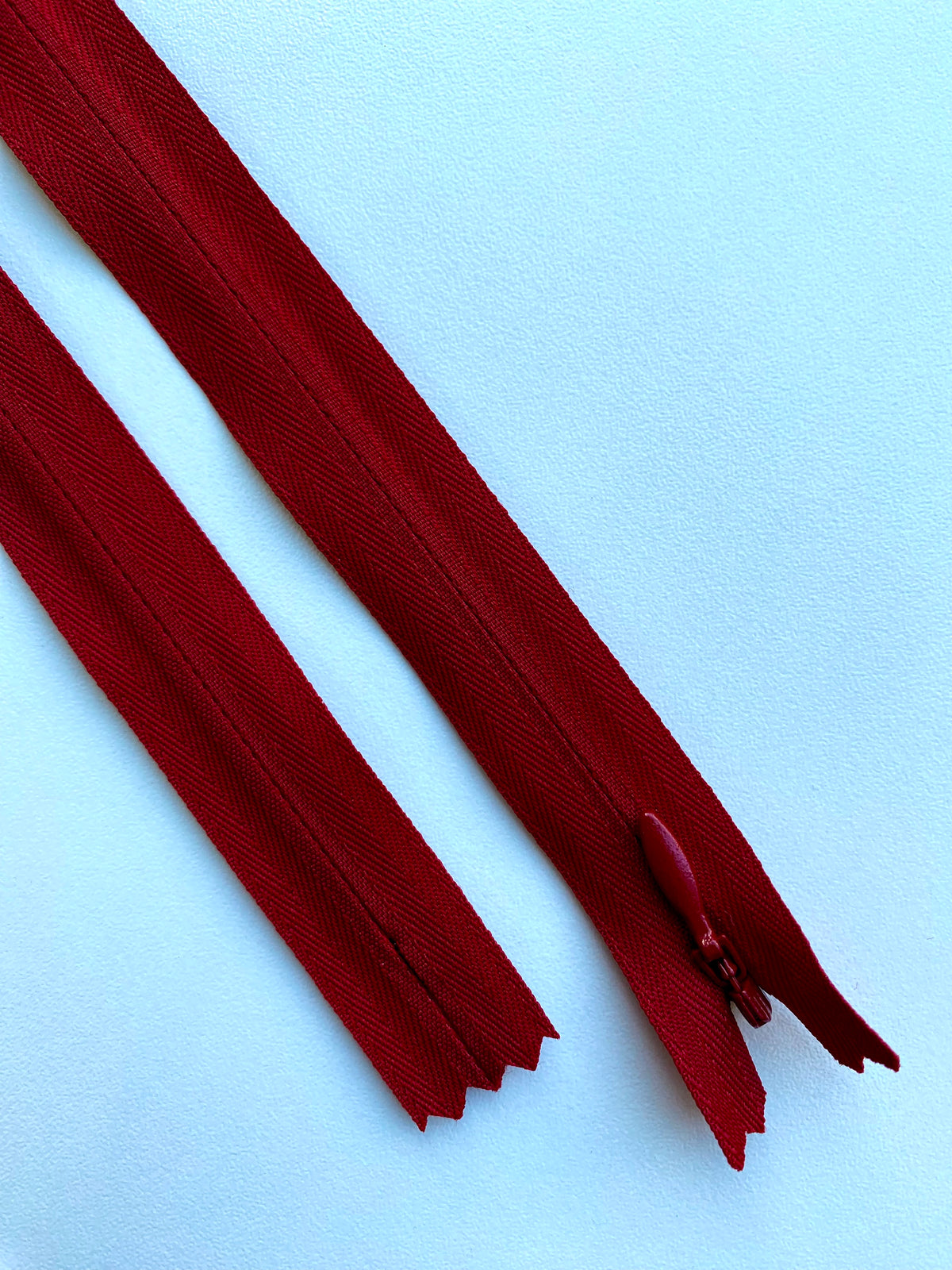 Fermoar rezistent, ascuns, brand YKK, culoare bordeaux, 70 cm lungime